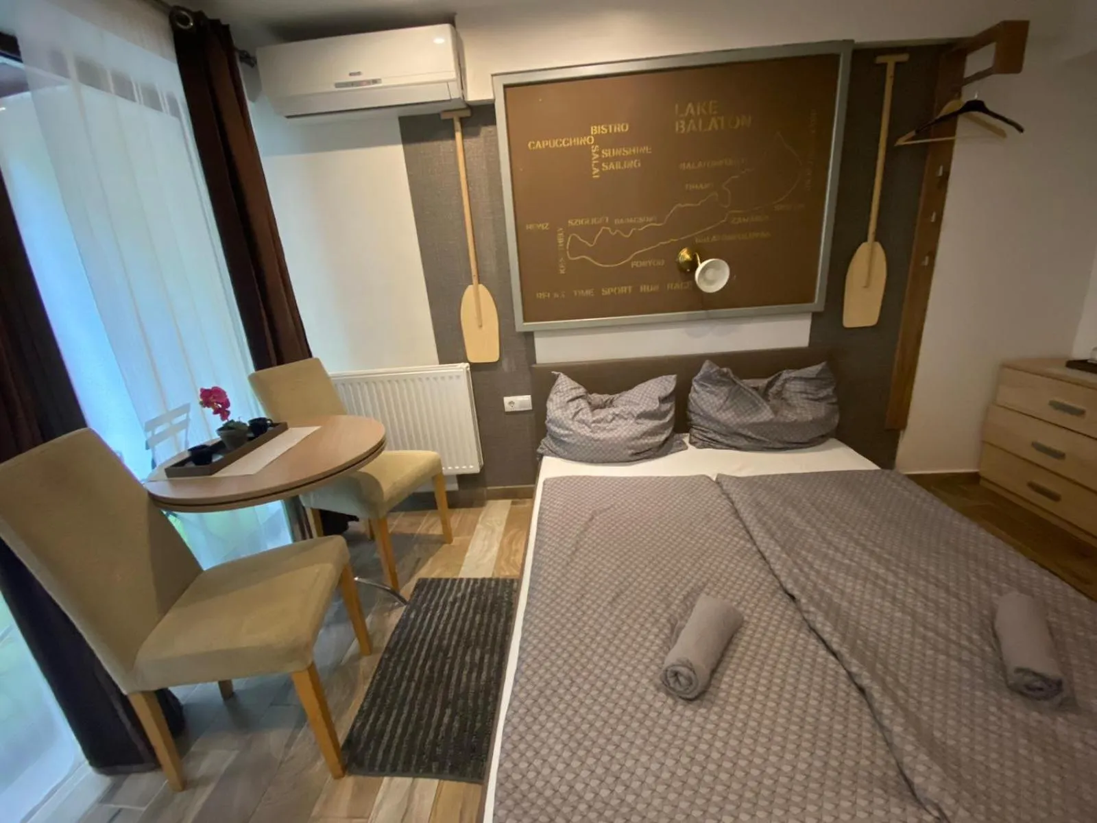 Photo of the whole room, Bed in Silver Garden