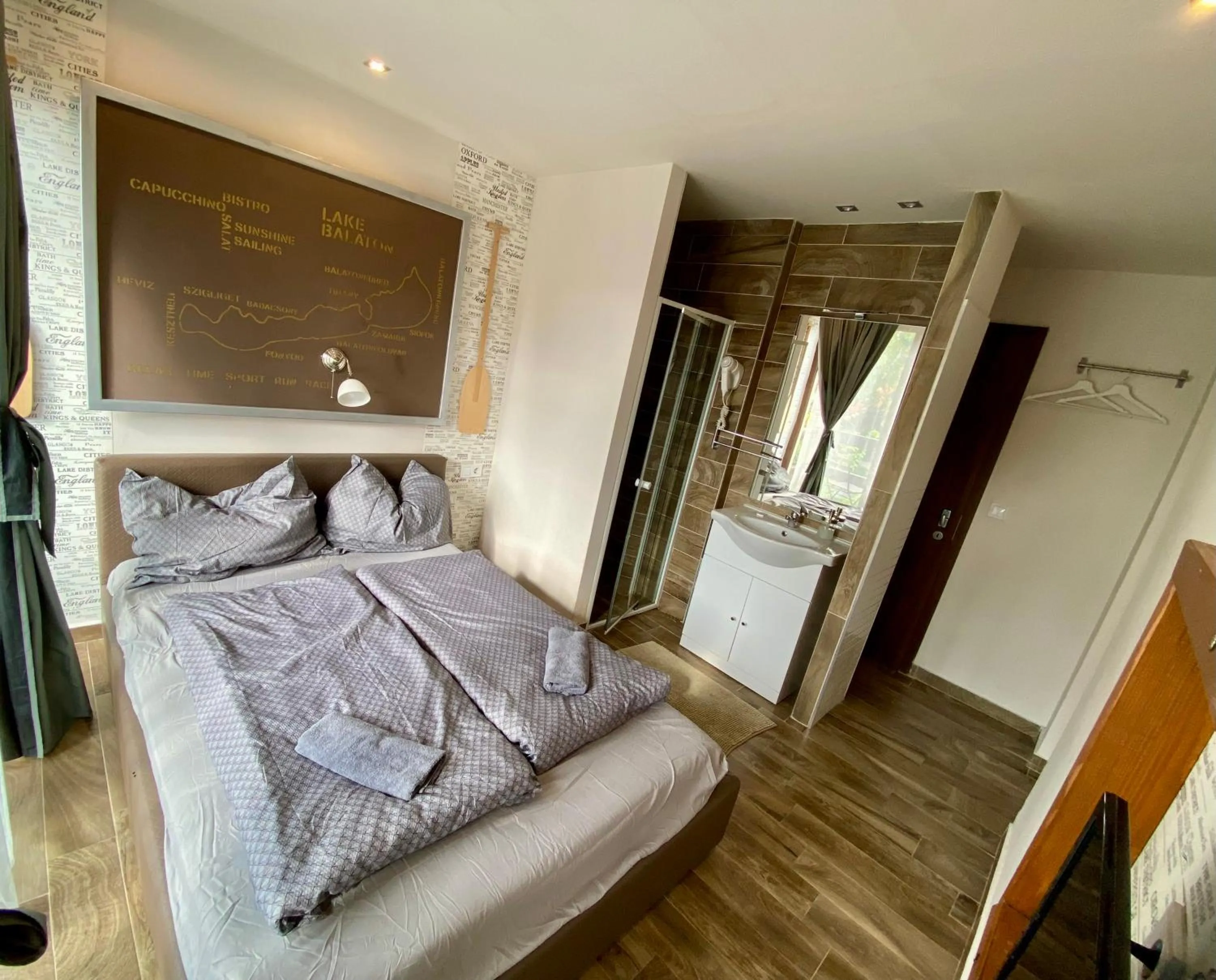 Photo of the whole room, Bed in Silver Garden