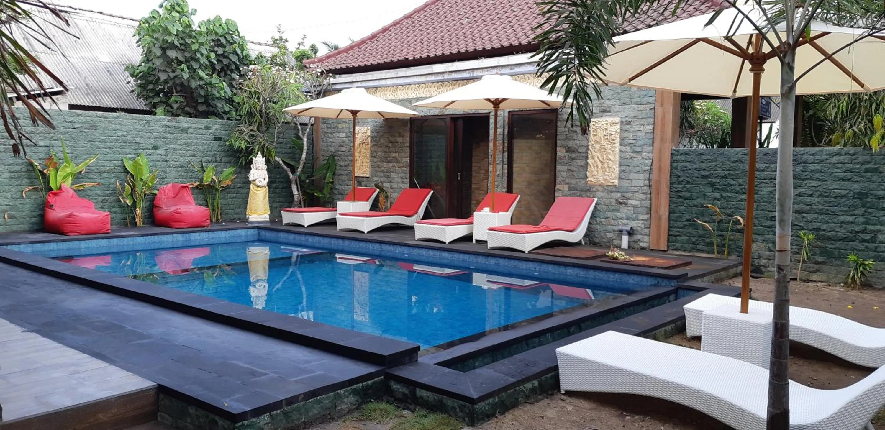Swimming pool in Bunutbali Villas88