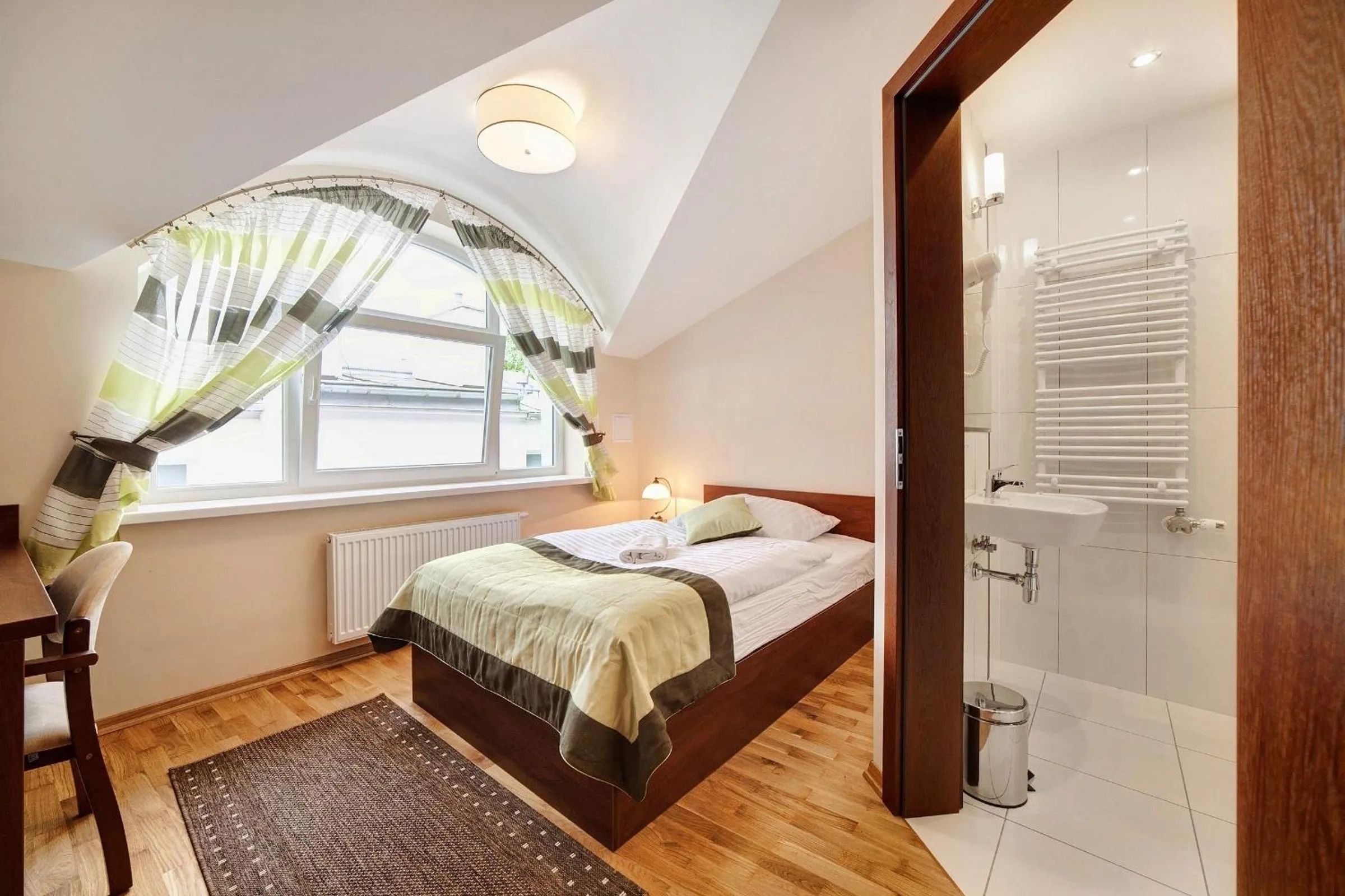 Bathroom, Bed in Leśna Polana- blisko centrum, Mini Spa, cicha, spokojna okolica, parking gratis