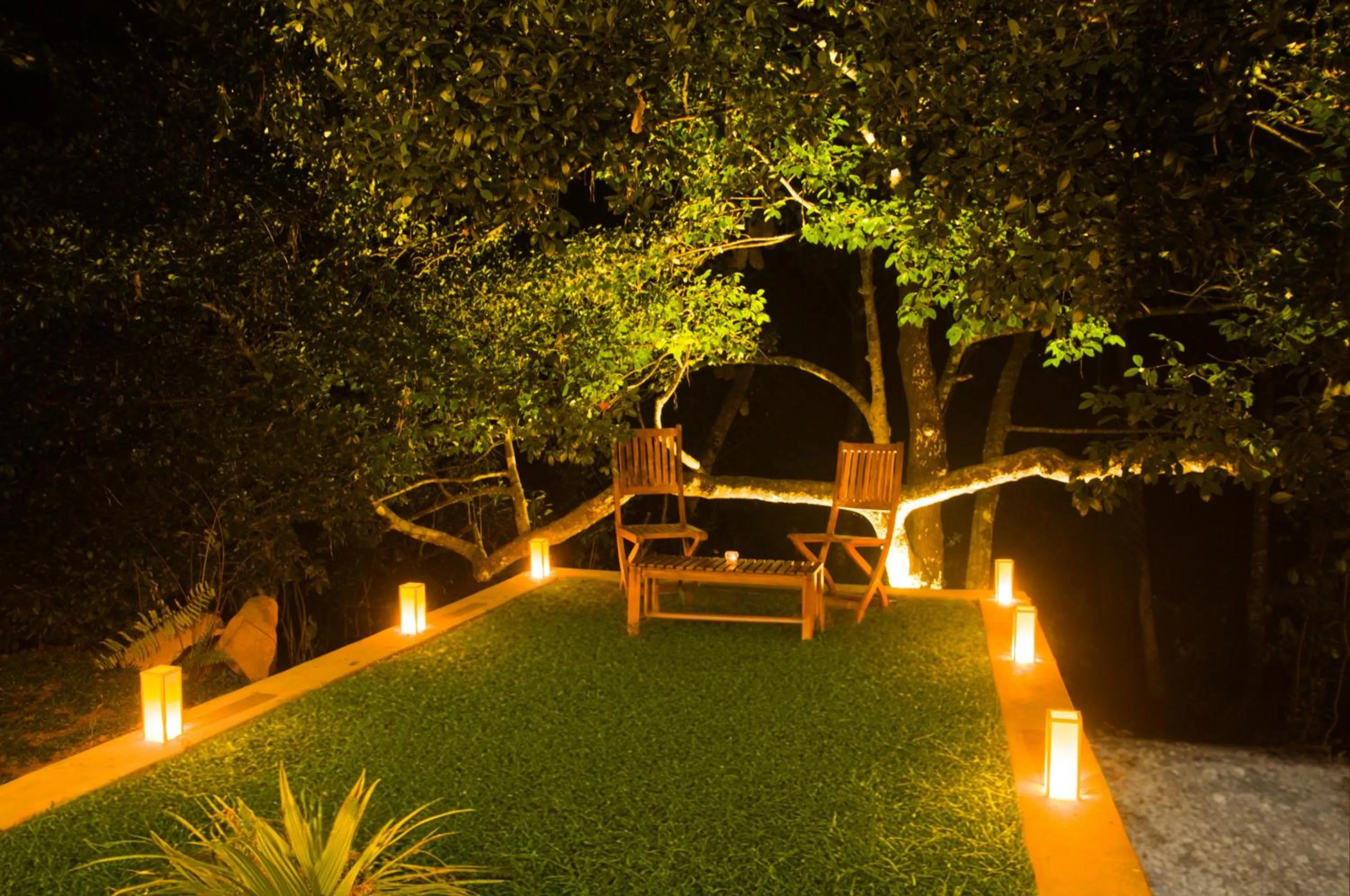 Evening entertainment in Garcinia Leaf