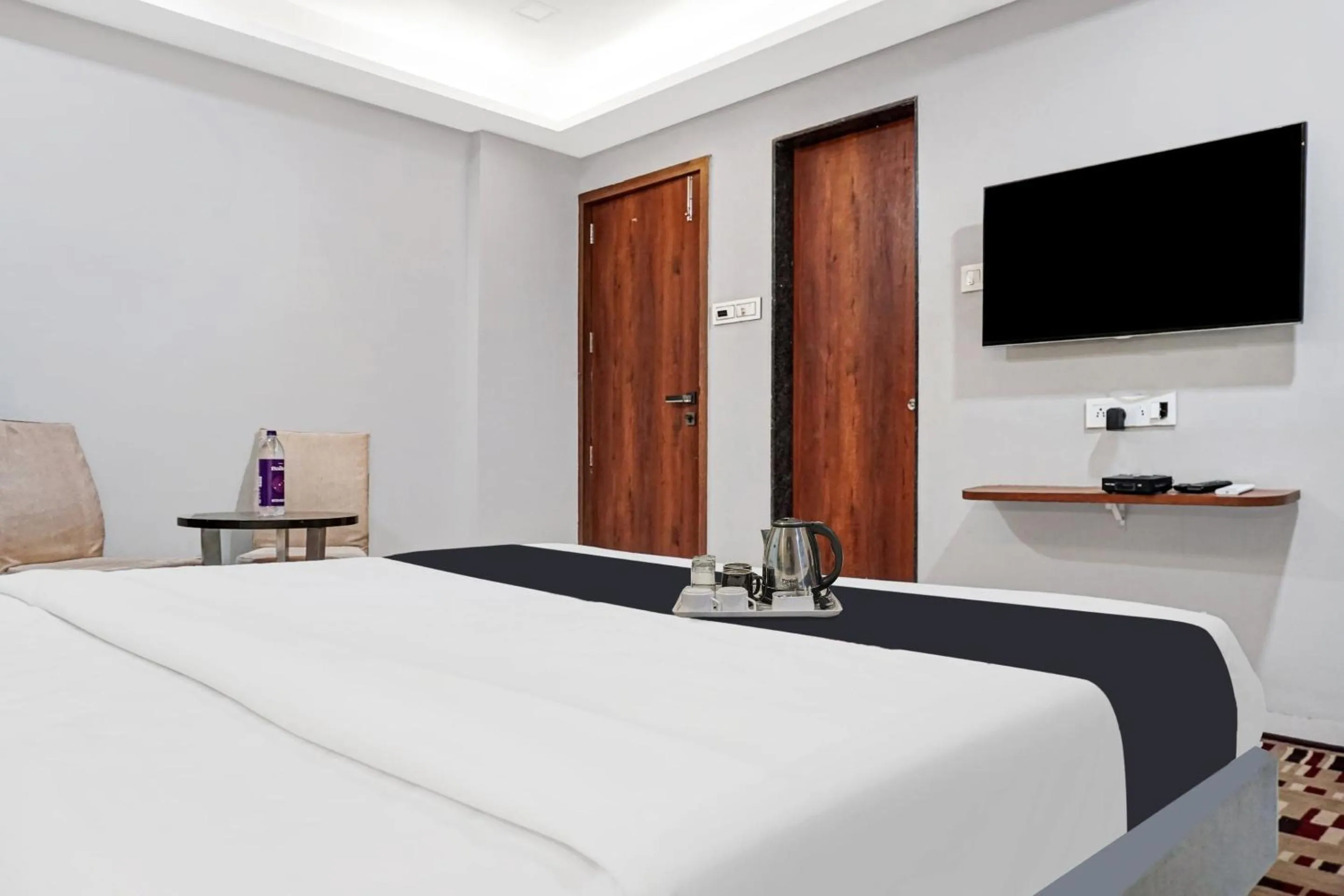 Bedroom, Bed in Townhouse OAK Hotel Rajmudra