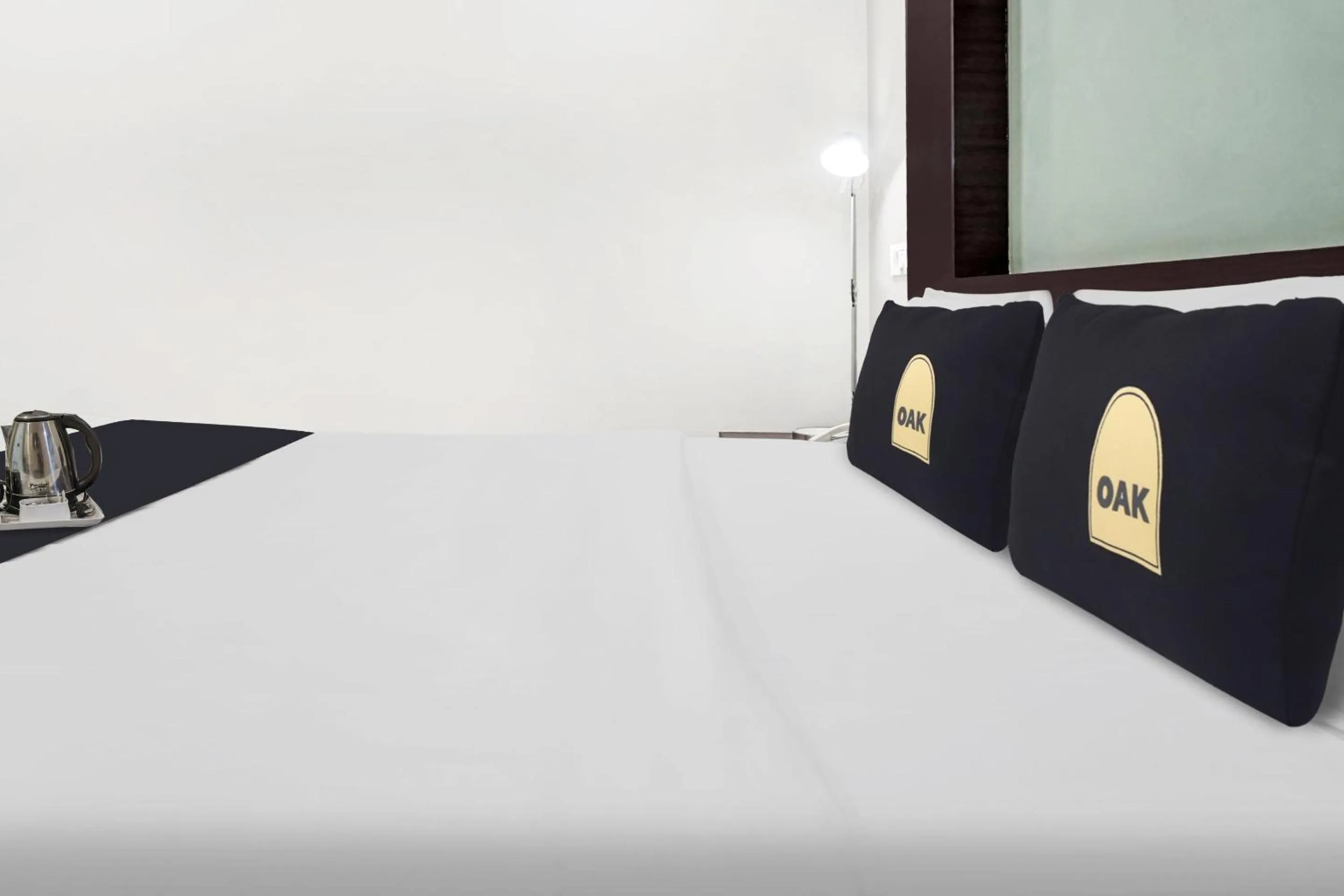 Bedroom, Bed in Townhouse OAK Hotel Rajmudra