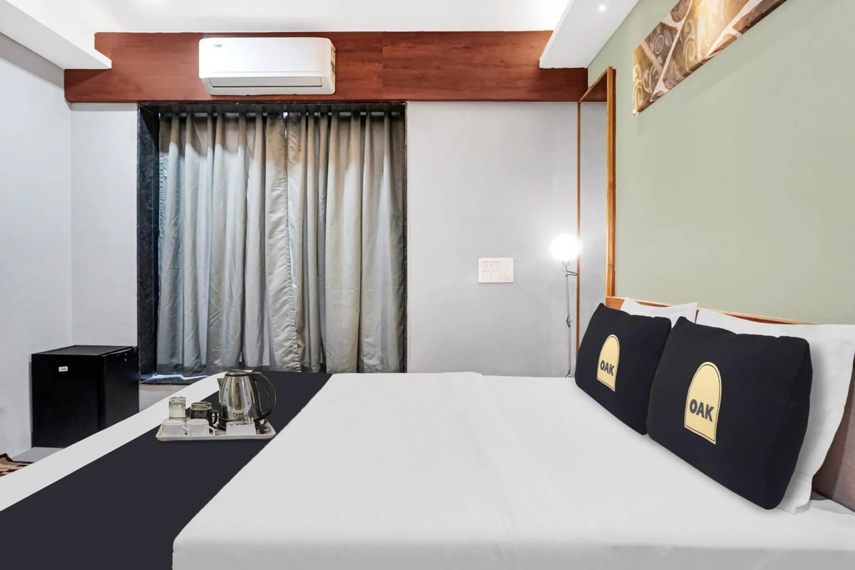 Photo of the whole room, Bed in Townhouse OAK Hotel Rajmudra