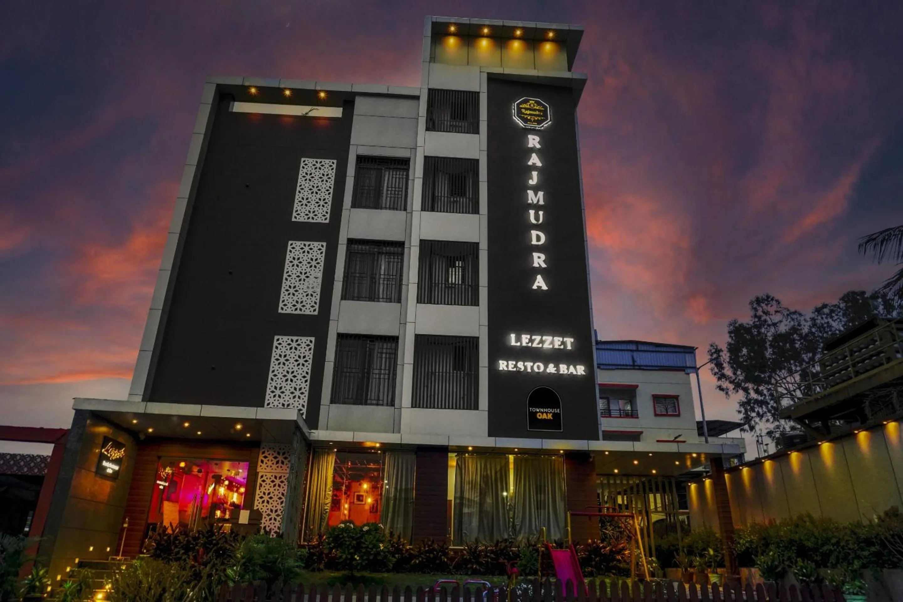 Facade/entrance in Townhouse OAK Hotel Rajmudra