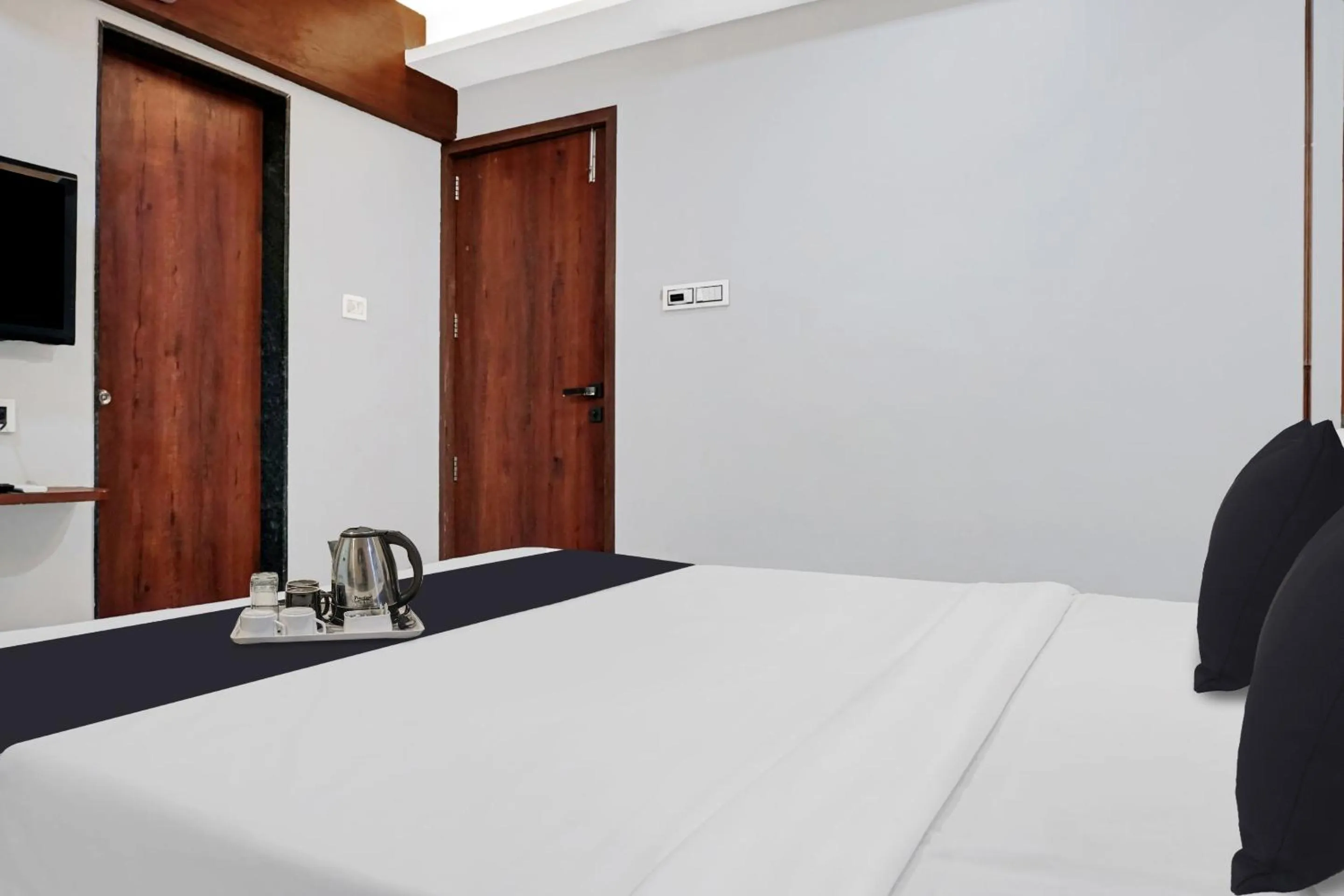 Bedroom, Bed in Townhouse OAK Hotel Rajmudra