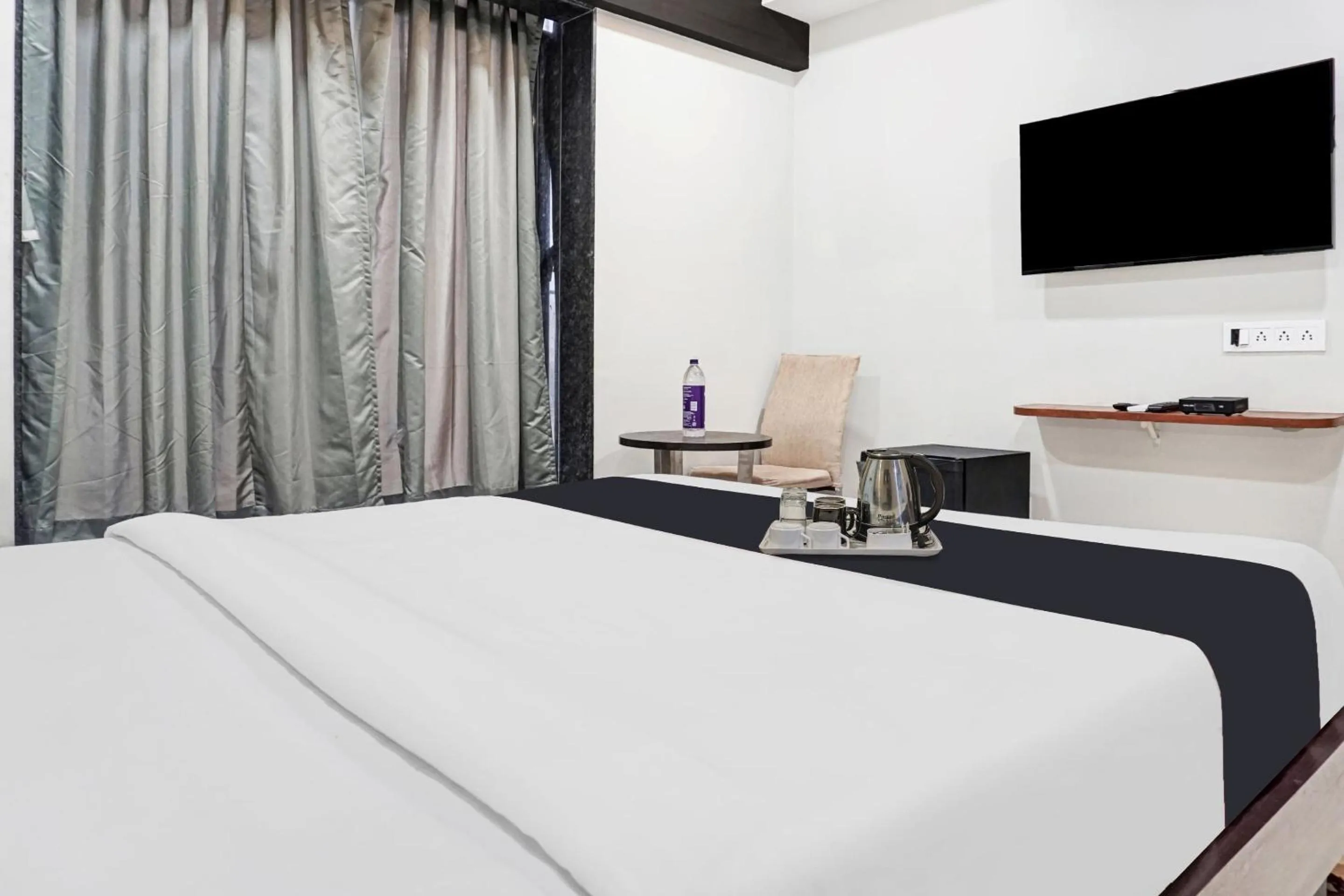 Photo of the whole room, Bed in Townhouse OAK Hotel Rajmudra