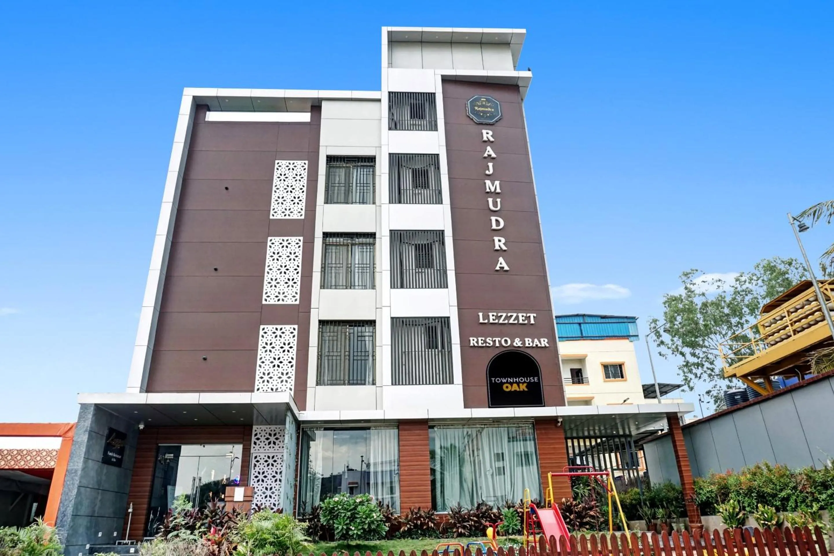Property building in Townhouse OAK Hotel Rajmudra