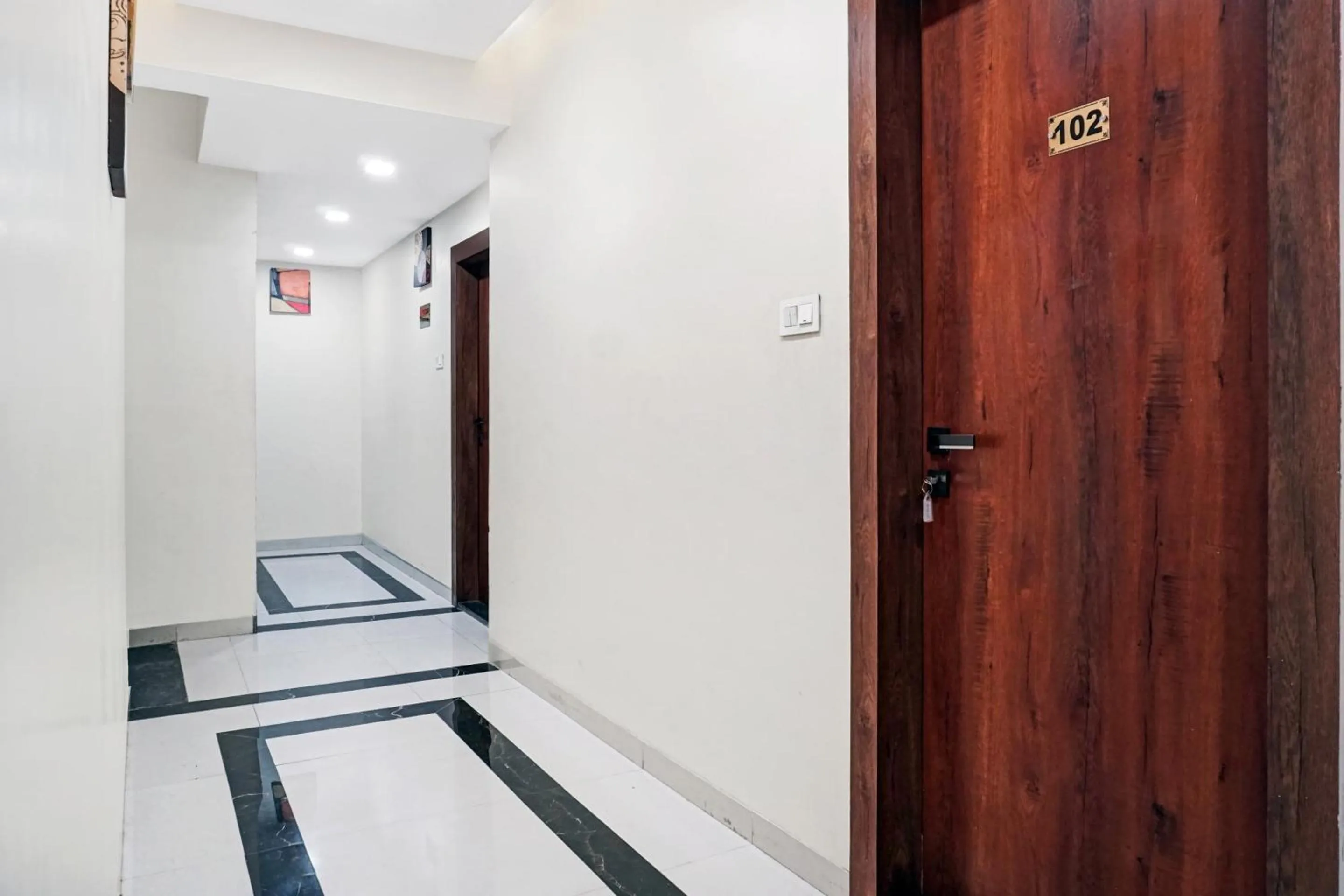 Lobby or reception in Townhouse OAK Hotel Rajmudra