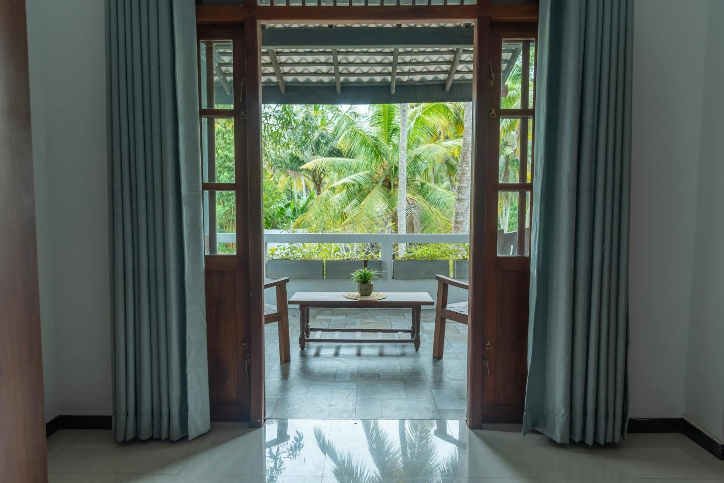 Studio Apartment with King Bed in Surf and Zen - Coworking and Coliving Habaraduwa