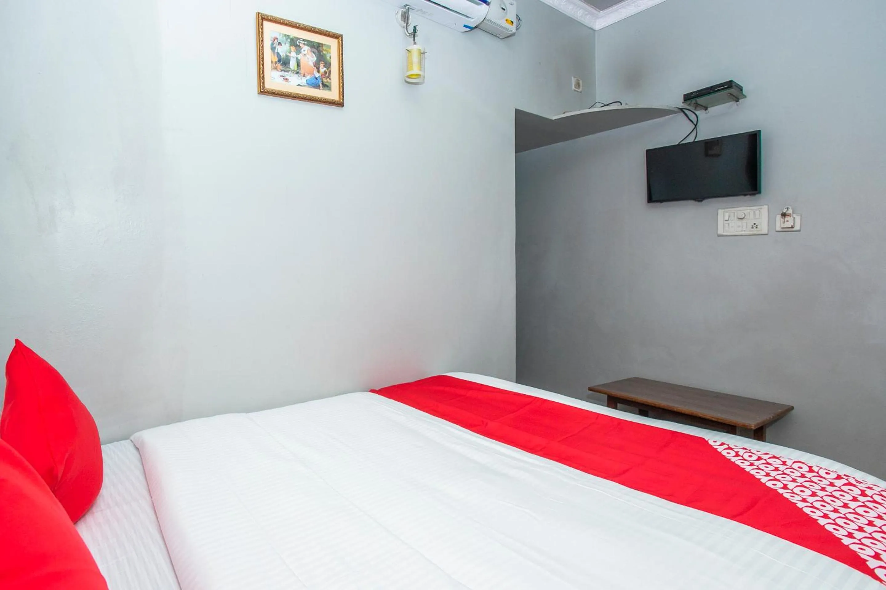 Photo of the whole room, Bed in Hotel O White Fort Near Lalbagh Botanical Garden