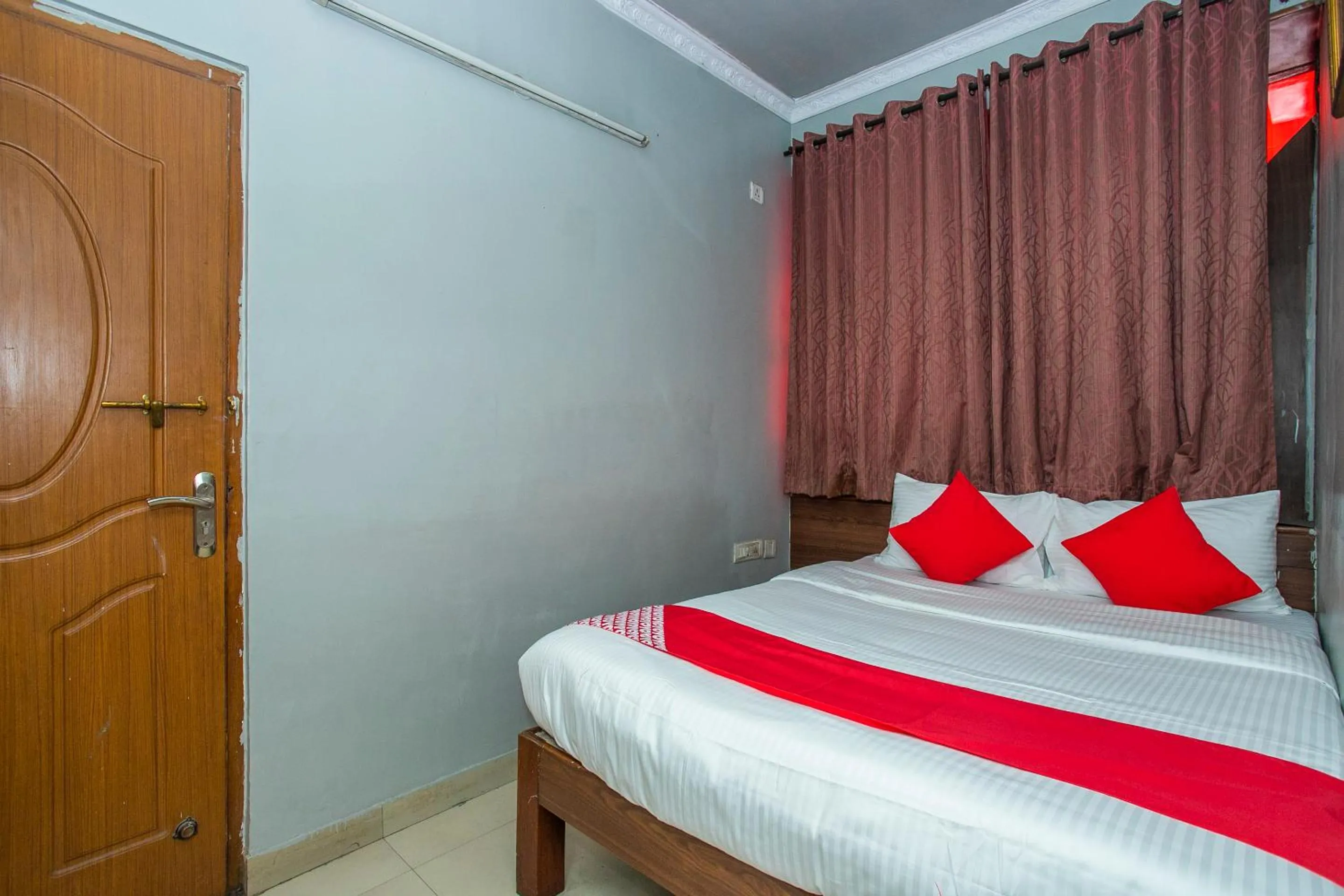 Photo of the whole room, Bed in Hotel O White Fort Near Lalbagh Botanical Garden