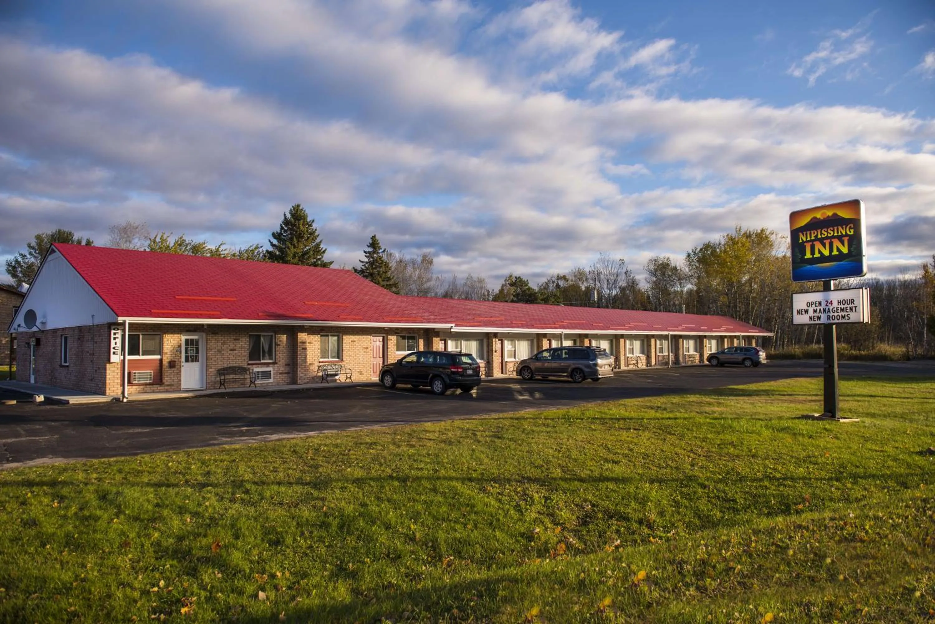 Facade/entrance in Nipissing Inn