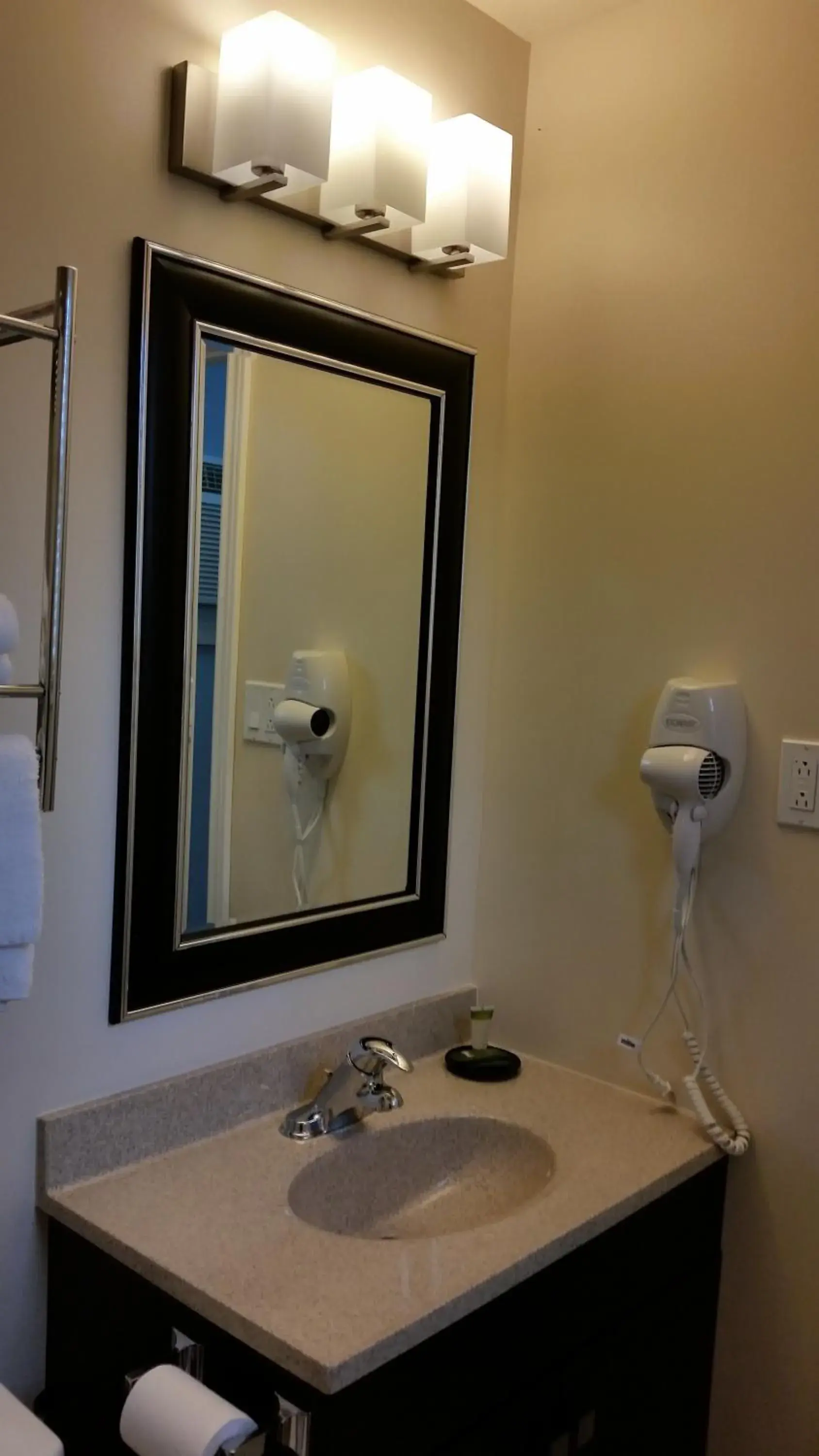 Standard King Room in Nipissing Inn Standard King Room in Nipissing Inn