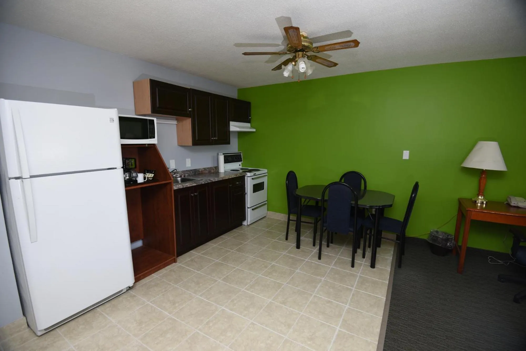 Kitchen or kitchenette in Nipissing Inn