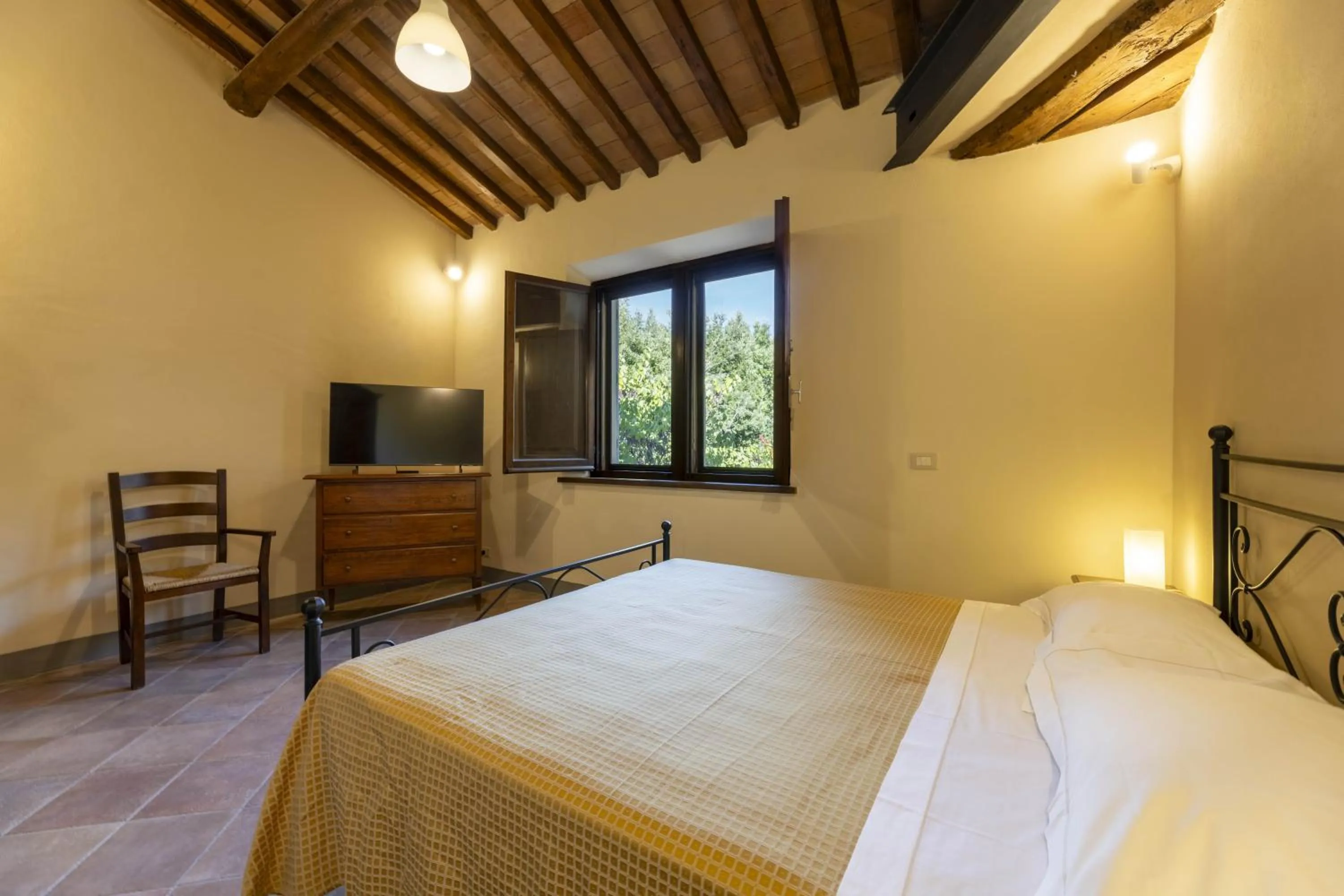 Bedroom, Bed in Villa Montarioso