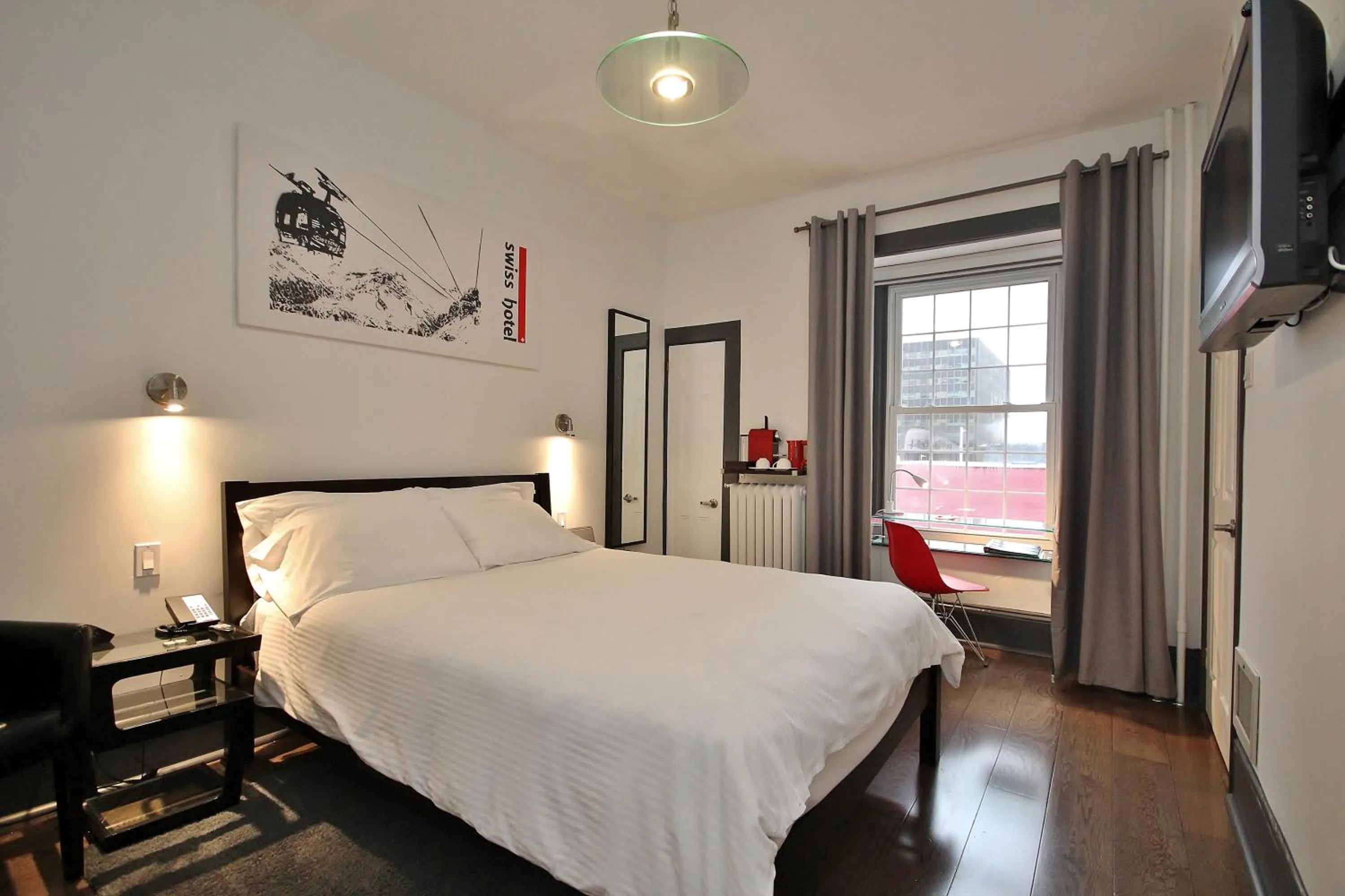 Photo of the whole room, Bed in Swiss Hotel