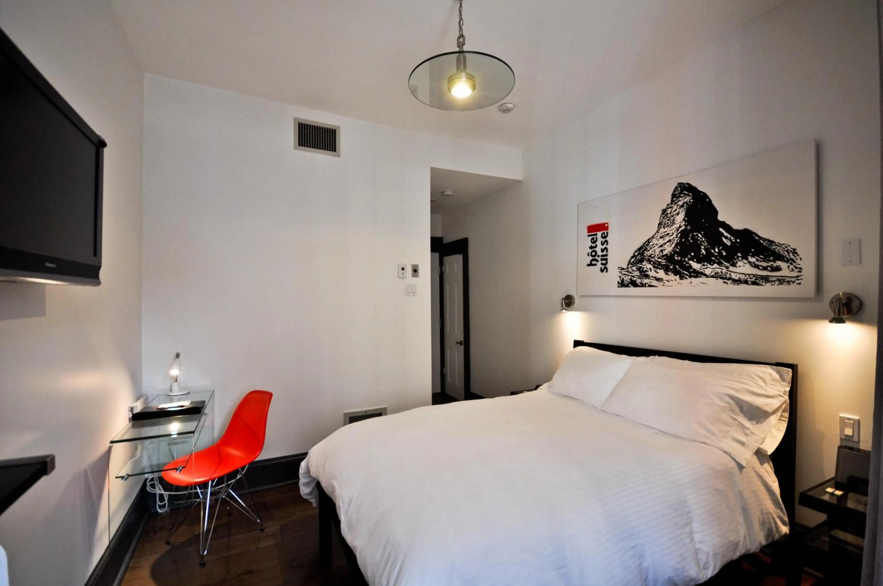 Photo of the whole room, Bed in Swiss Hotel