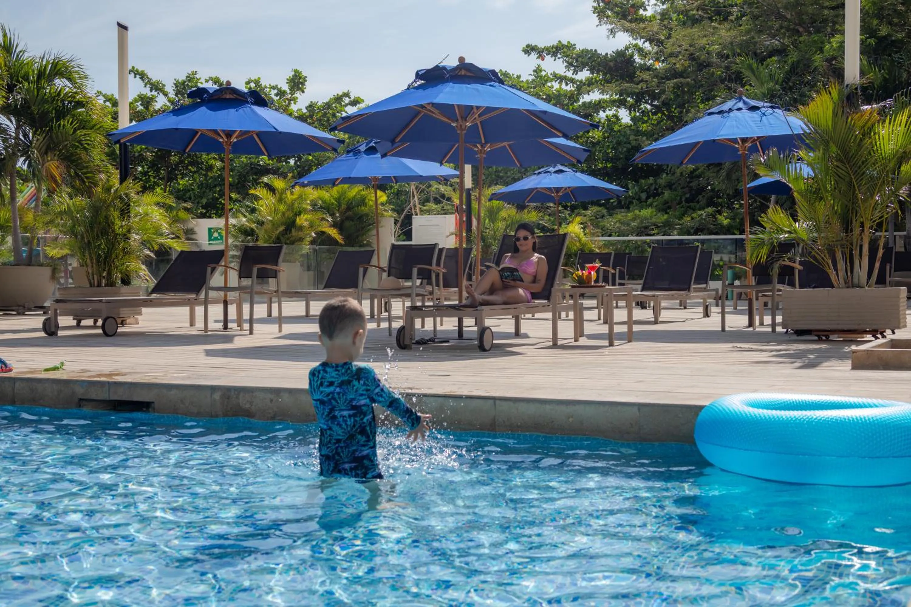 Swimming pool in Mercure Santa Marta Emile
