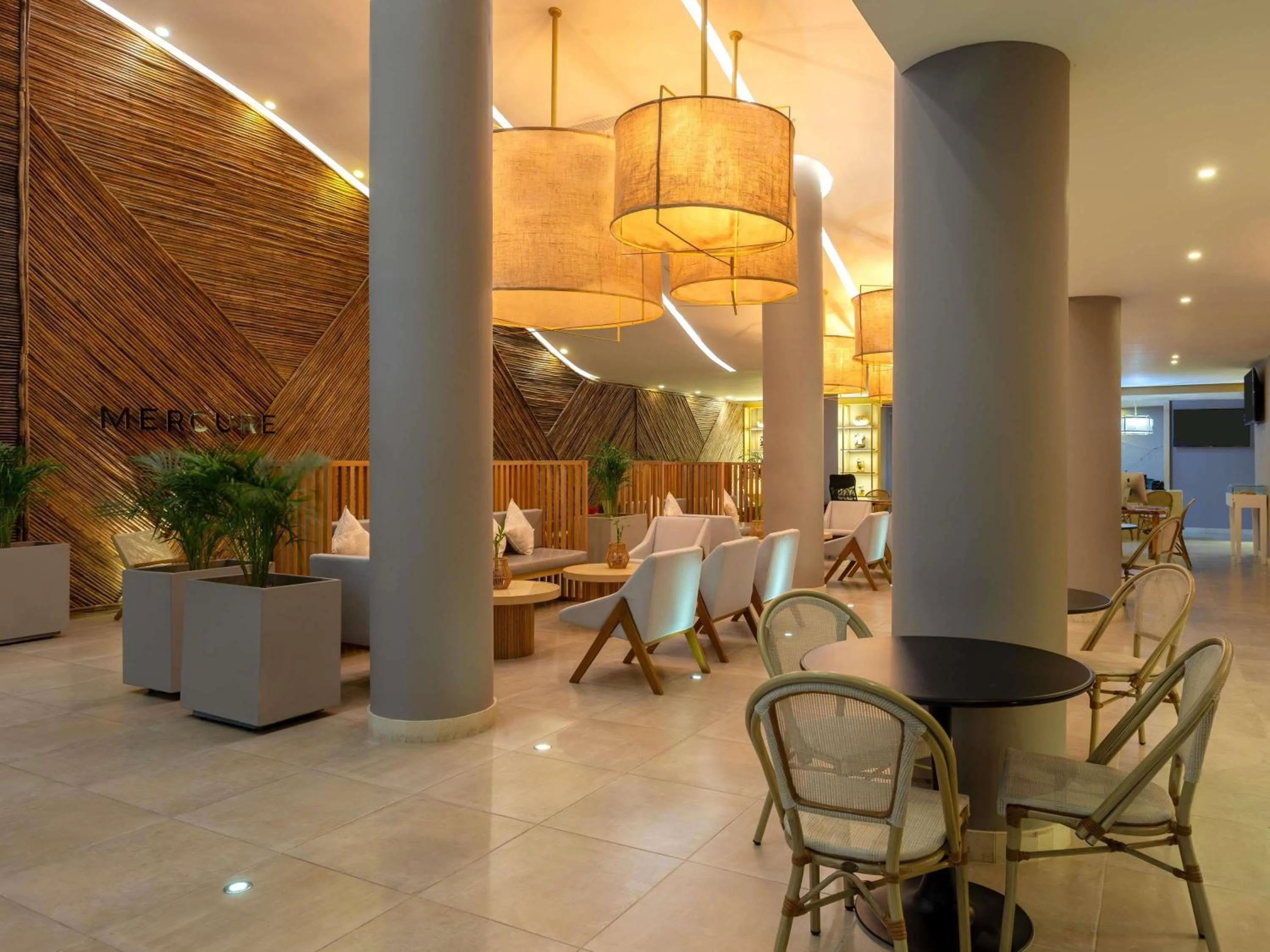 Lounge or bar in Mercure Santa Marta Emile