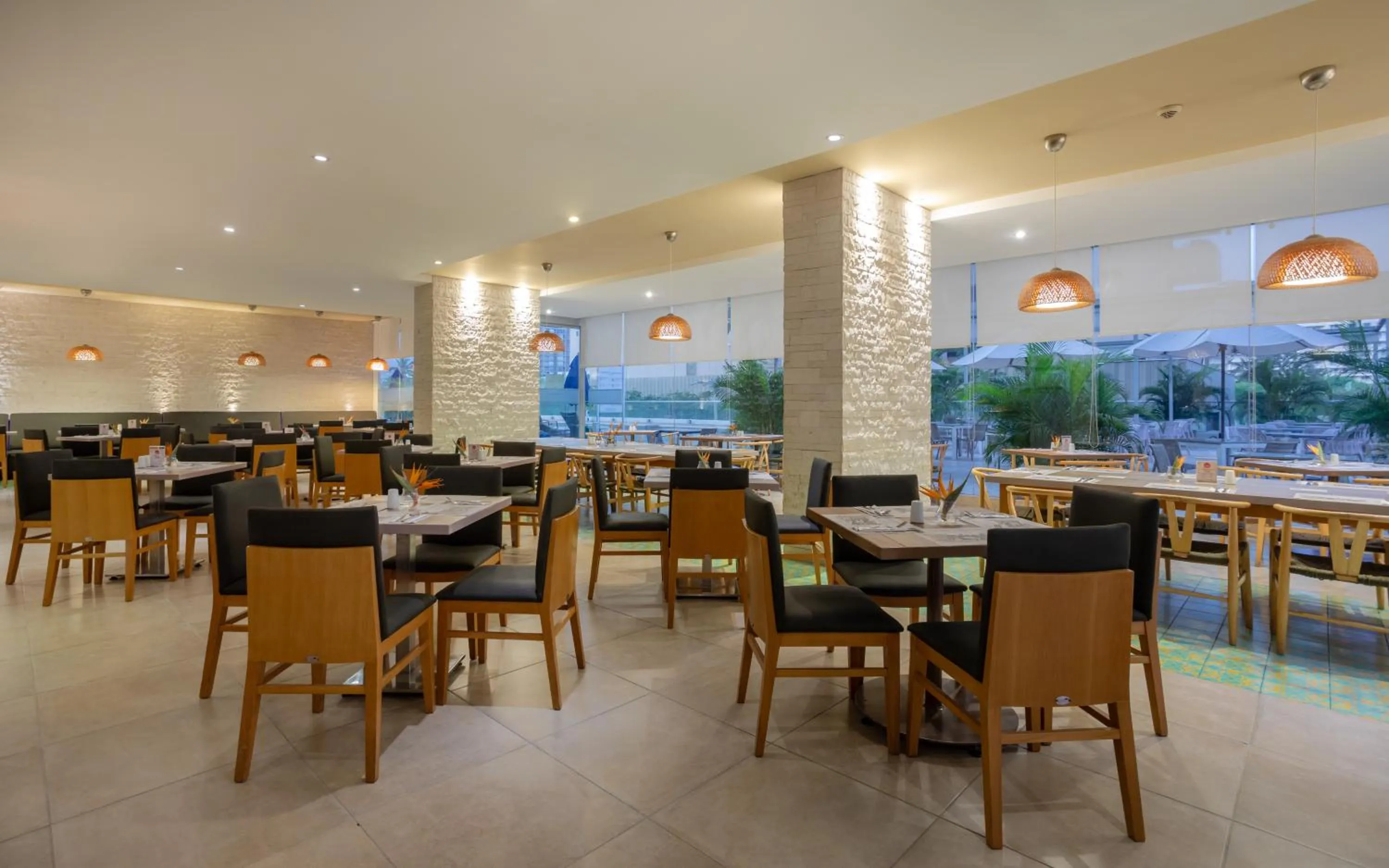 Restaurant/places to eat in Mercure Santa Marta Emile