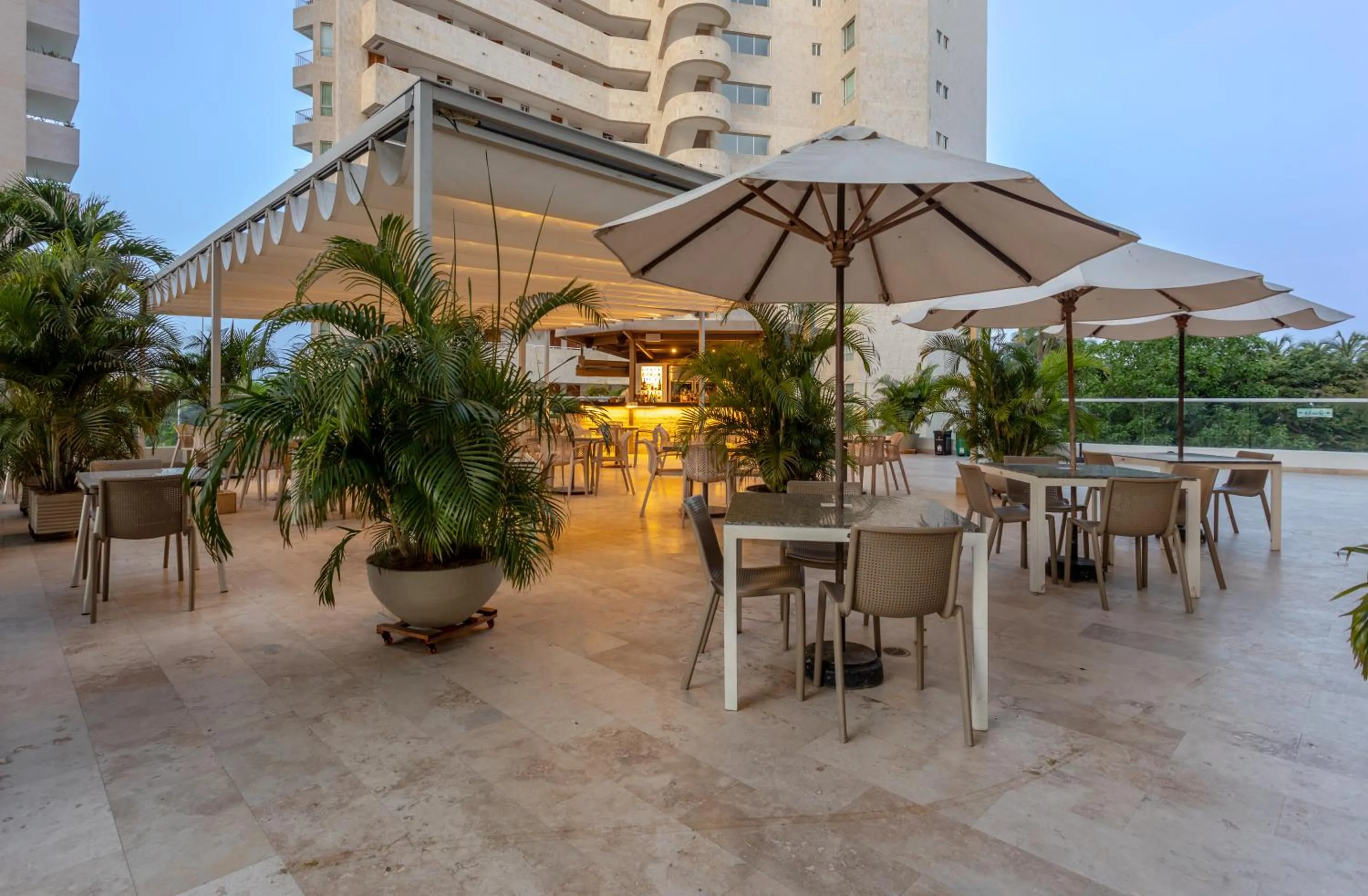 Restaurant/places to eat in Mercure Santa Marta Emile