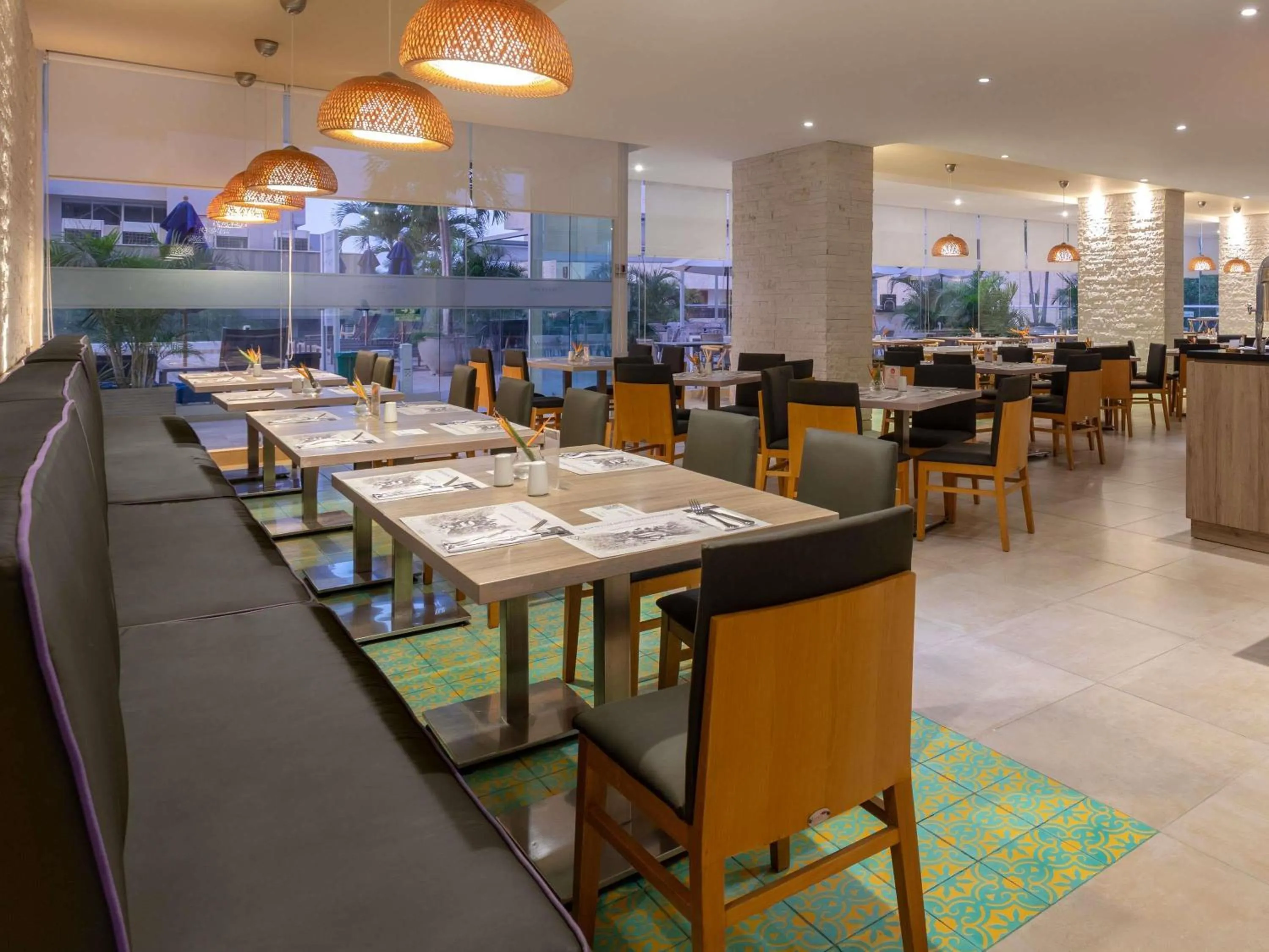 Restaurant/places to eat in Mercure Santa Marta Emile