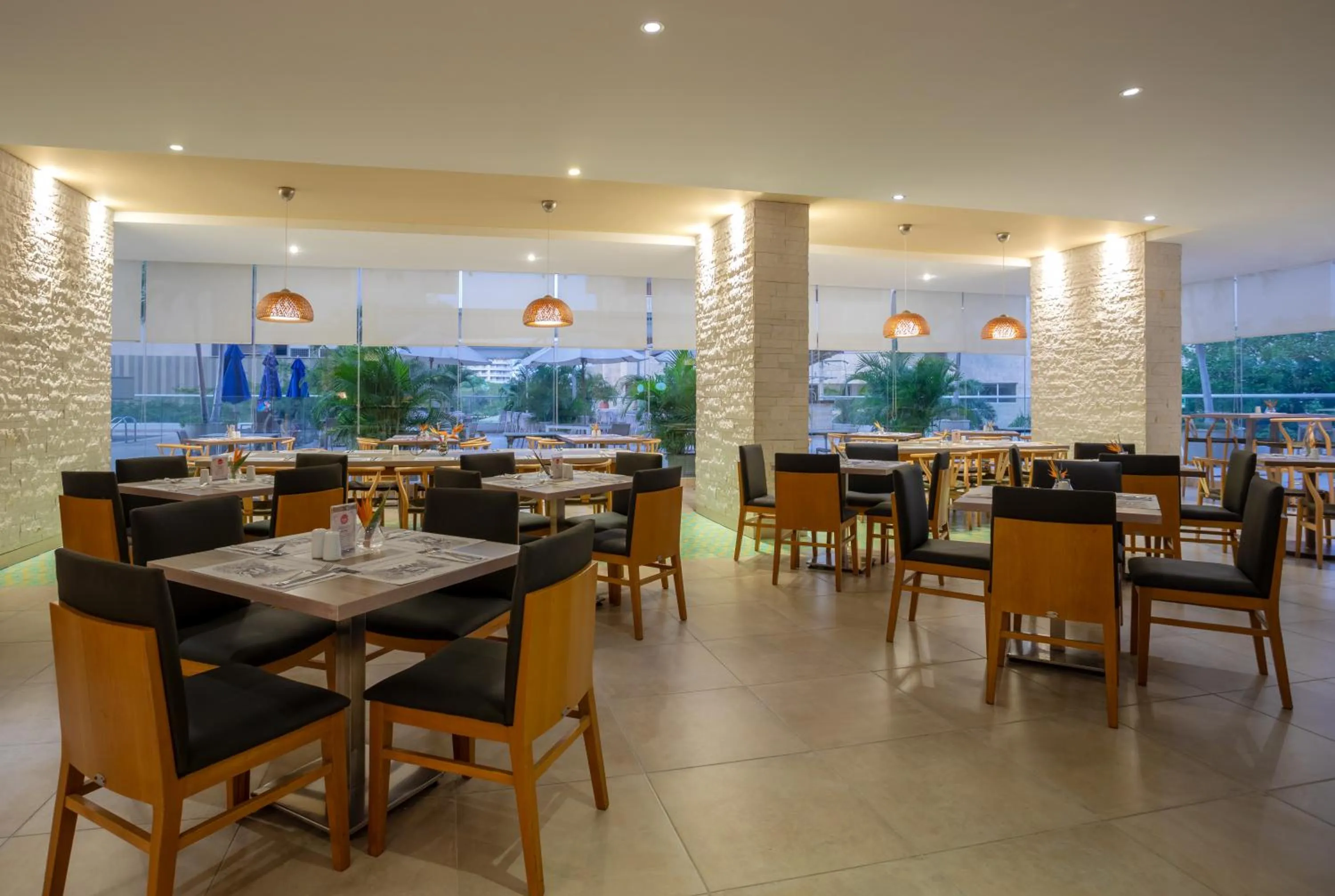 Restaurant/places to eat in Mercure Santa Marta Emile