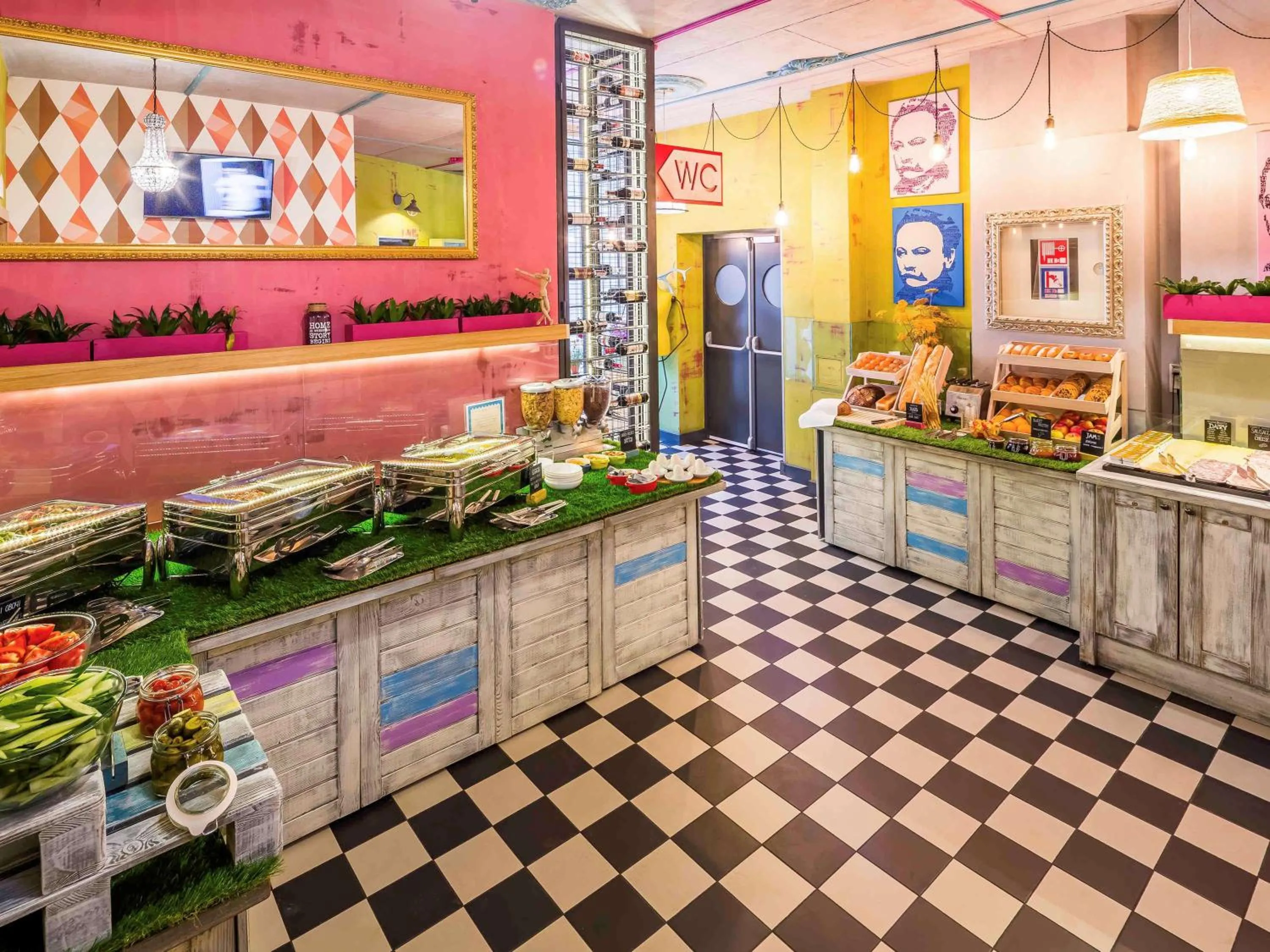 Restaurant/places to eat in Ibis Styles Lviv Center