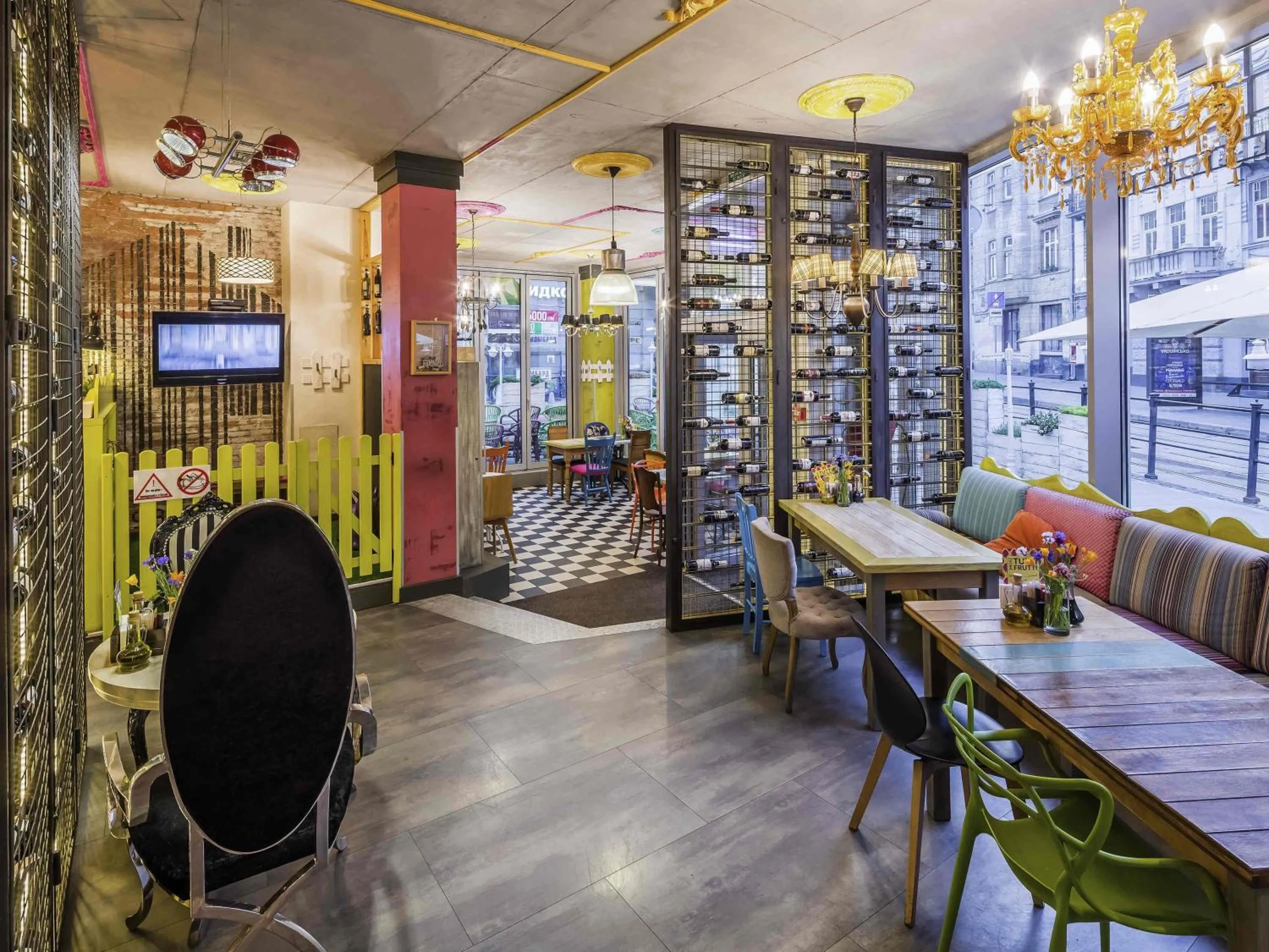 Restaurant/places to eat in Ibis Styles Lviv Center