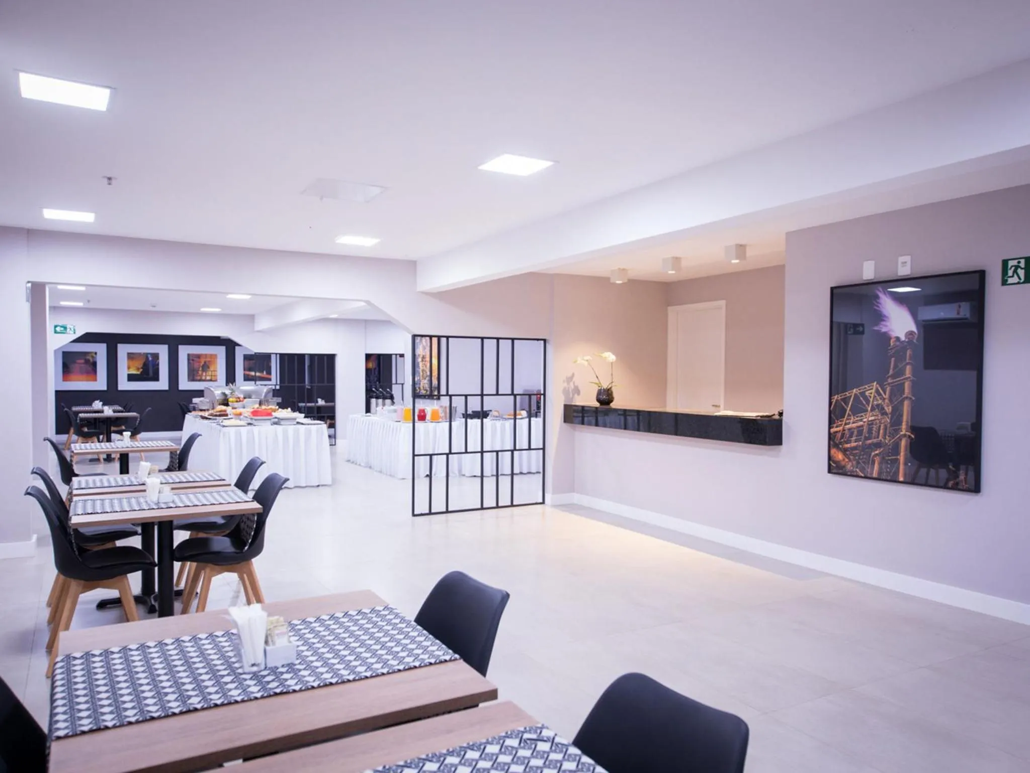 Restaurant/places to eat in Vila Business Hotel