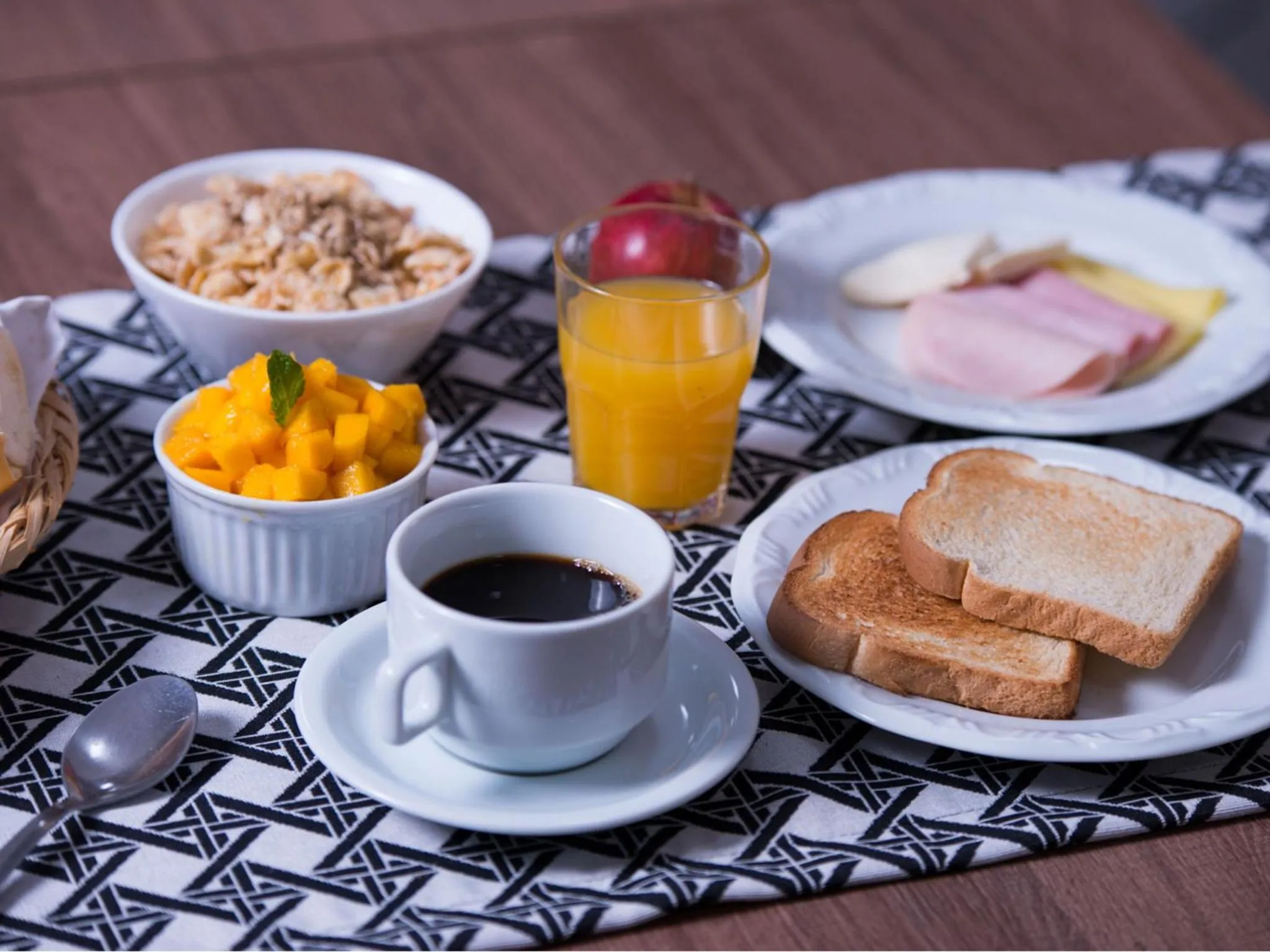 Continental breakfast in Vila Business Hotel