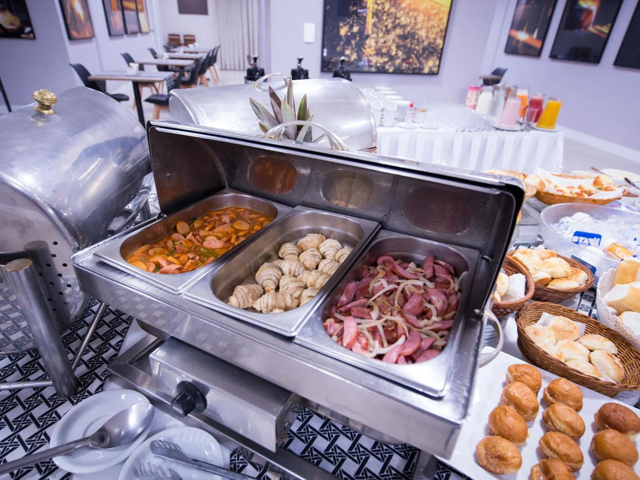 Restaurant/places to eat in Vila Business Hotel