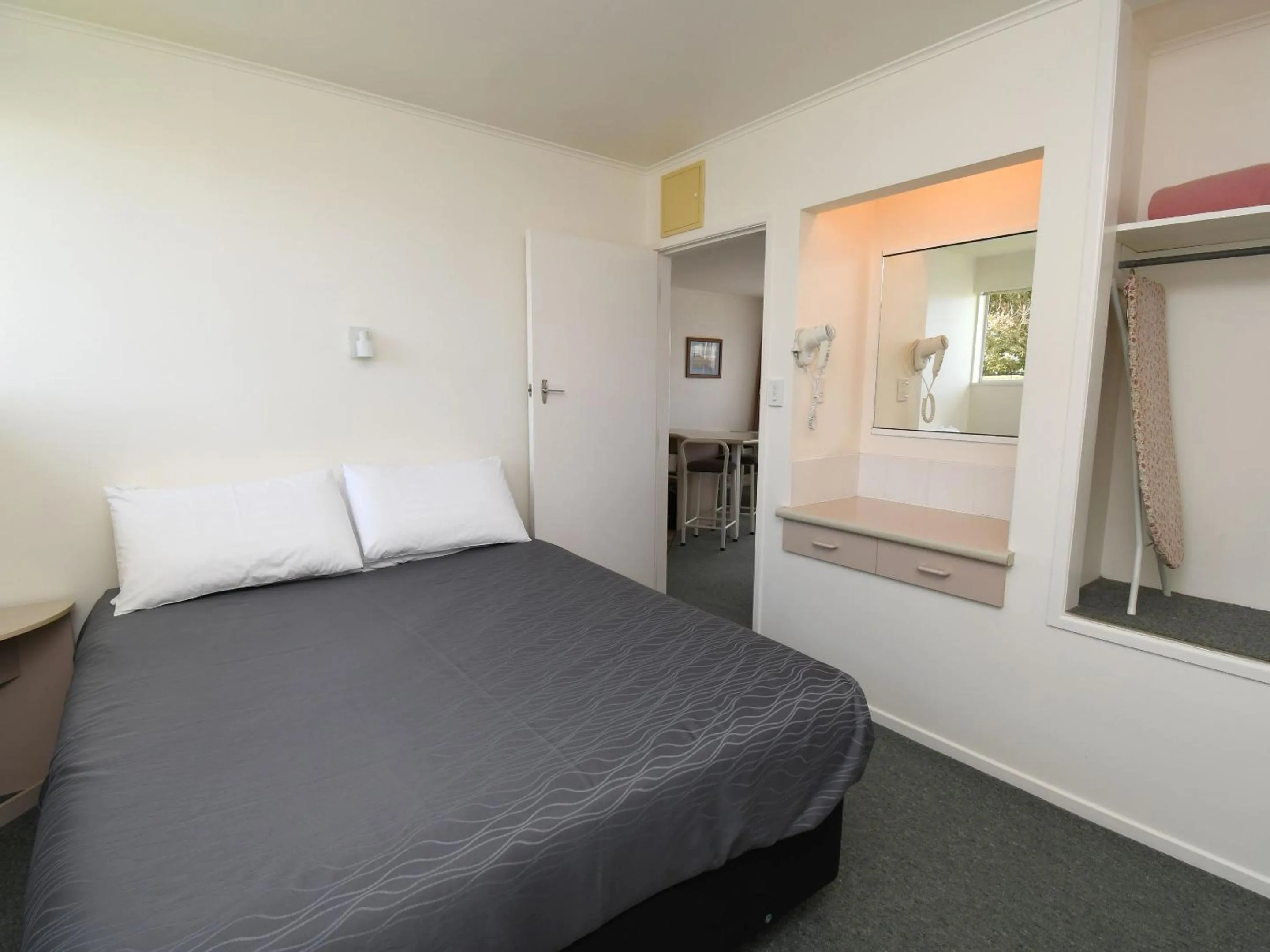 Photo of the whole room, Bed in Avon Motel