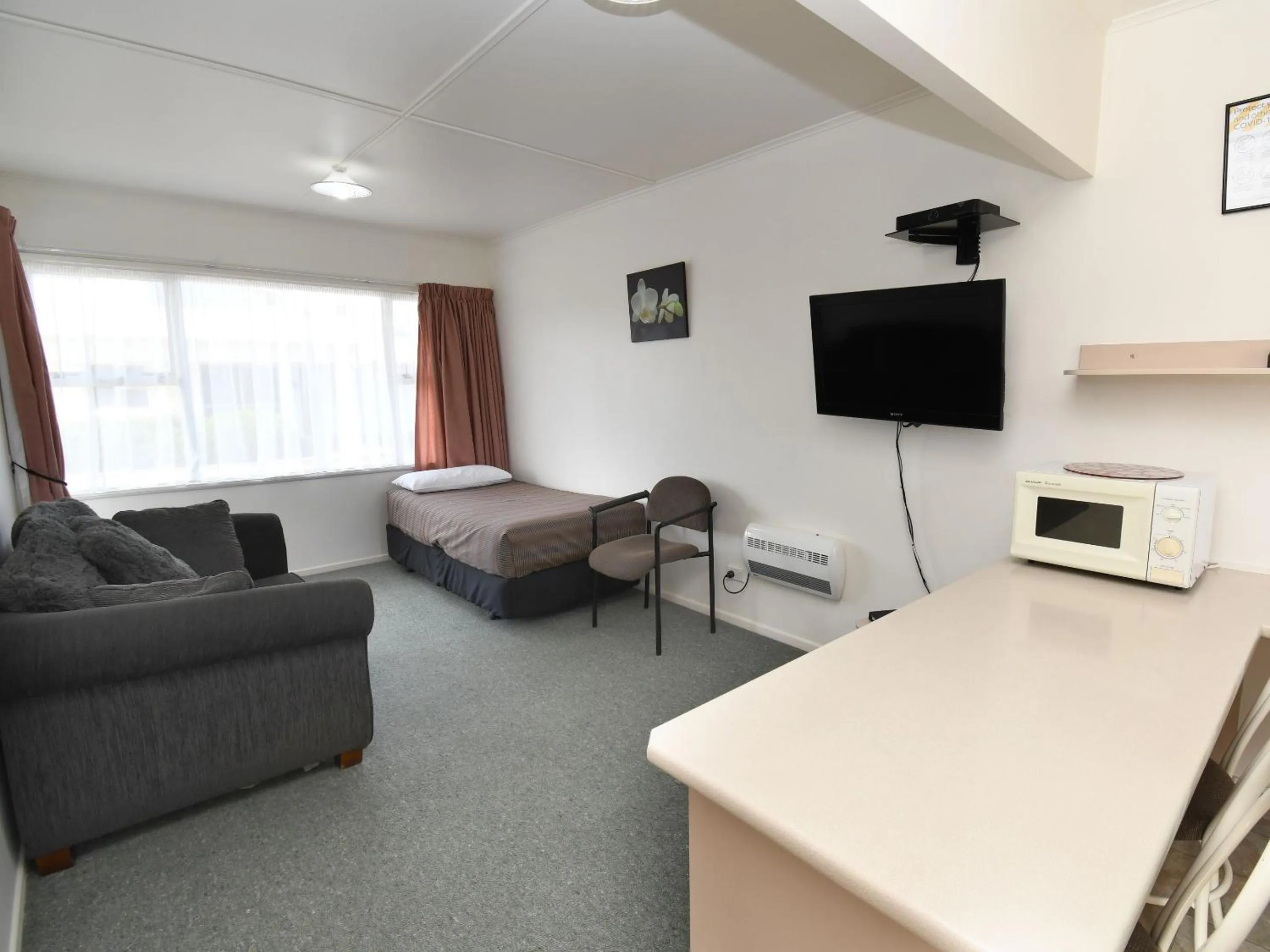 Living room in Avon Motel