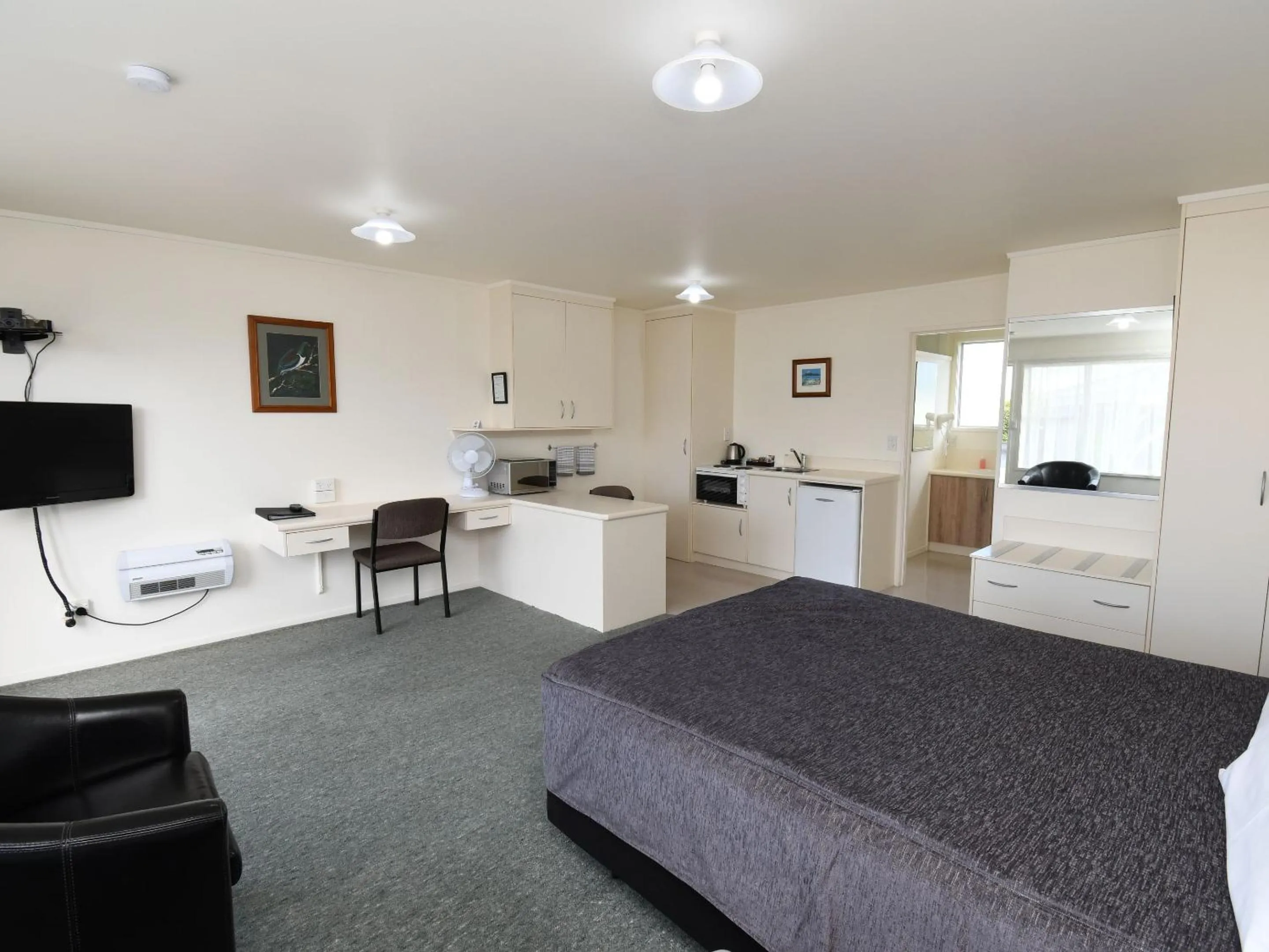 Photo of the whole room in Avon Motel