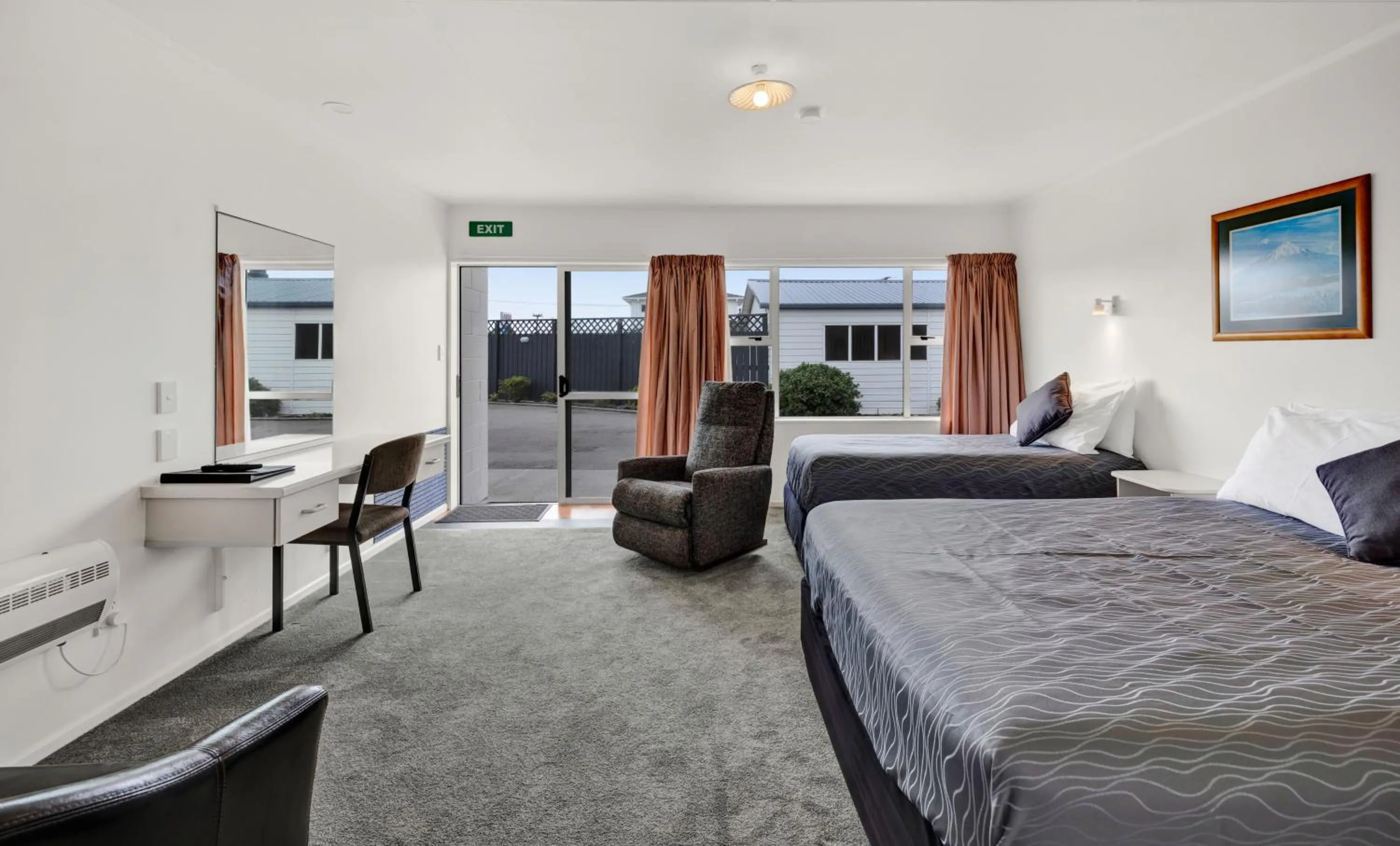 Photo of the whole room, Bed in Avon Motel