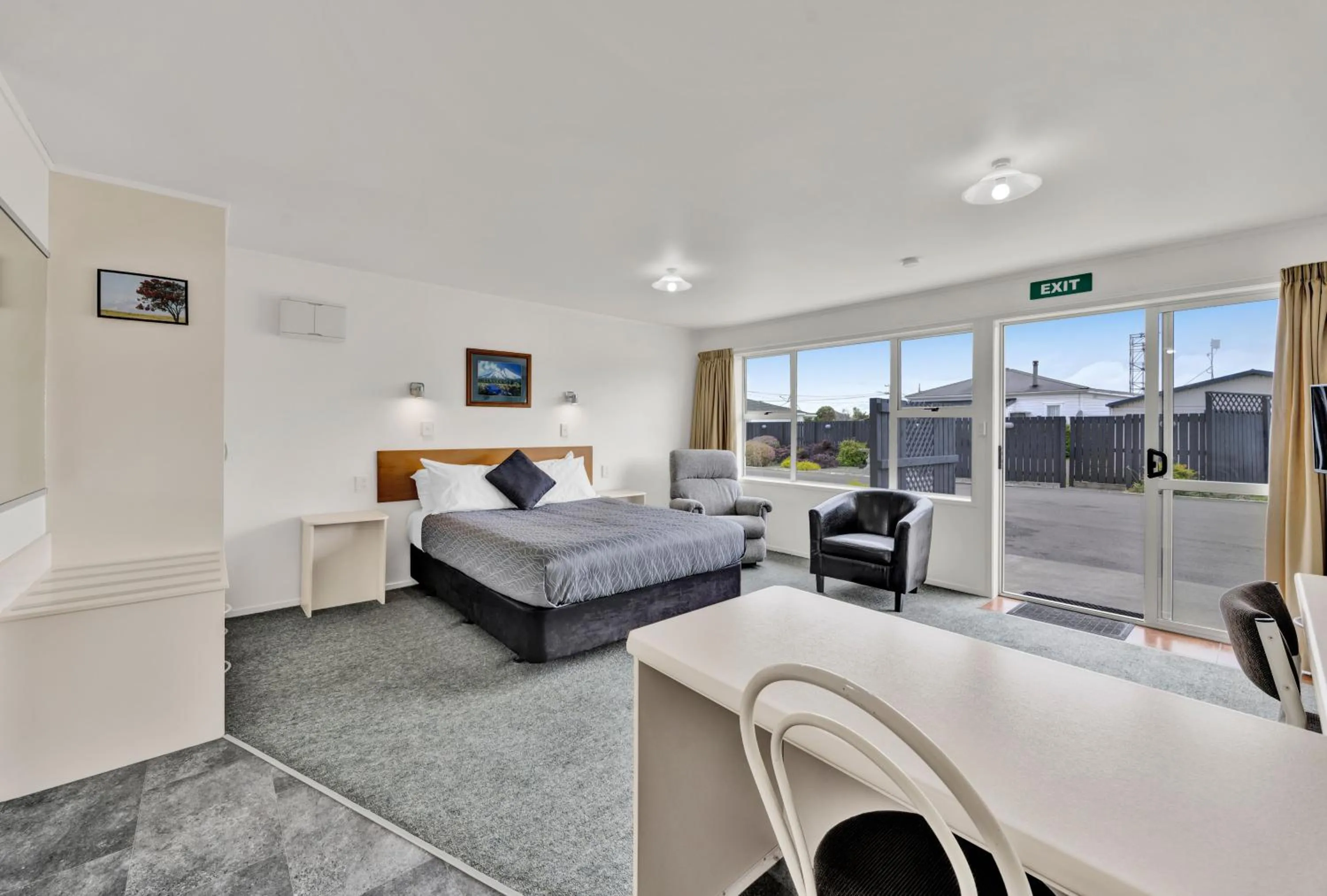 Photo of the whole room, Bed in Avon Motel