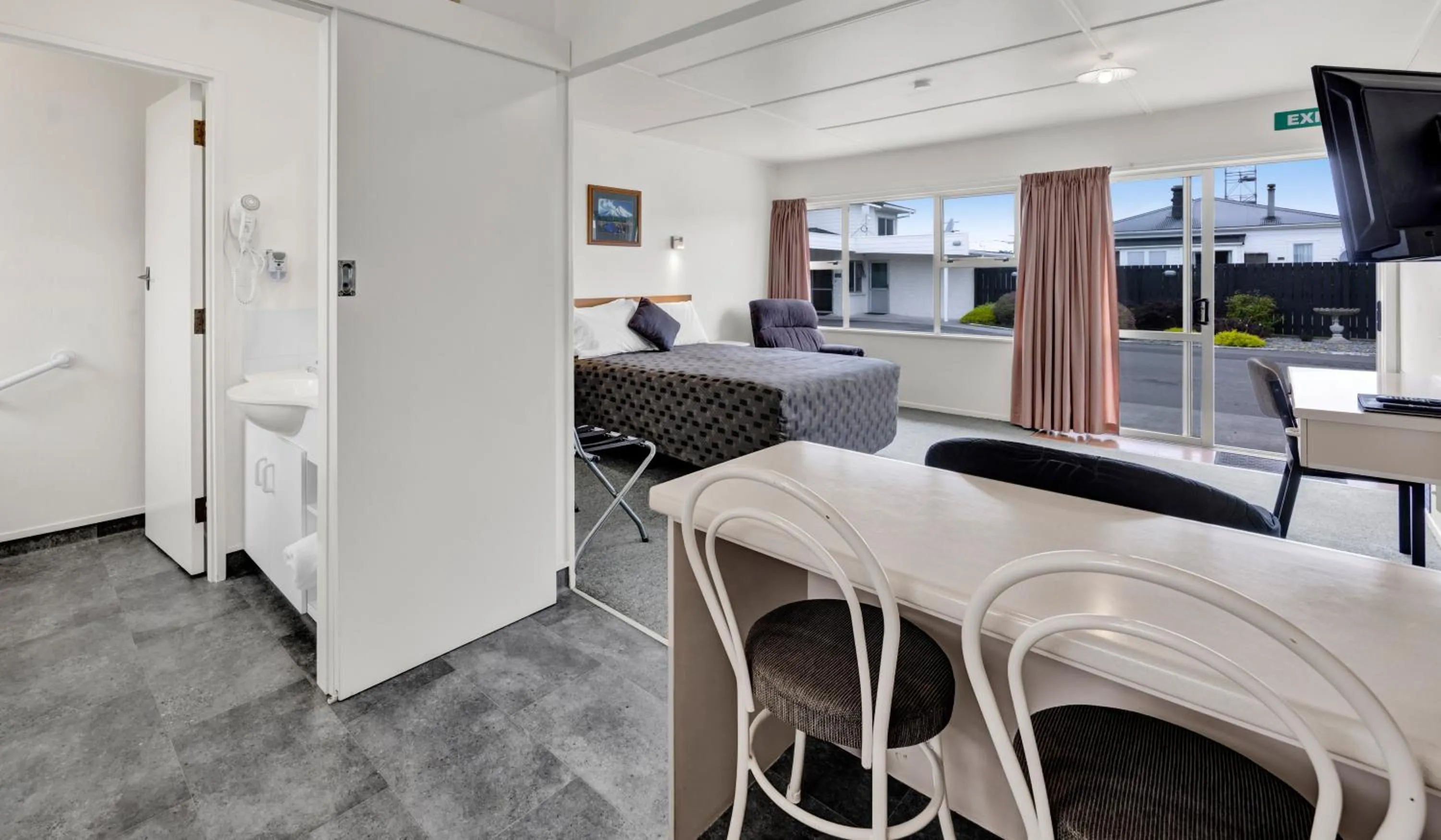 Photo of the whole room in Avon Motel