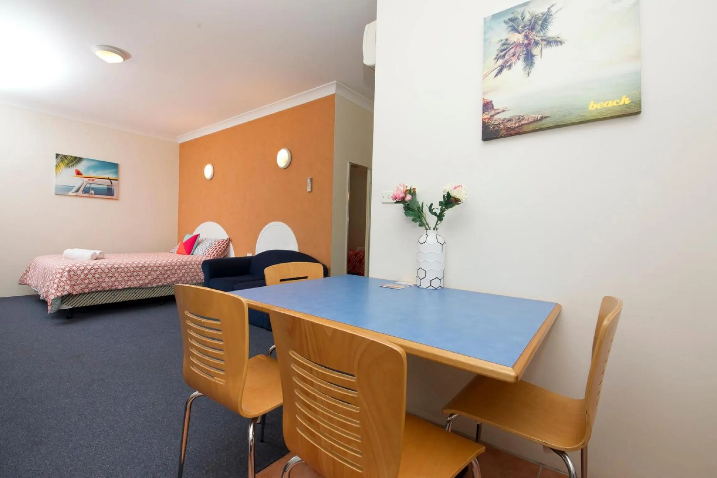 Living room, Bed in Tuncurry Beach Motel