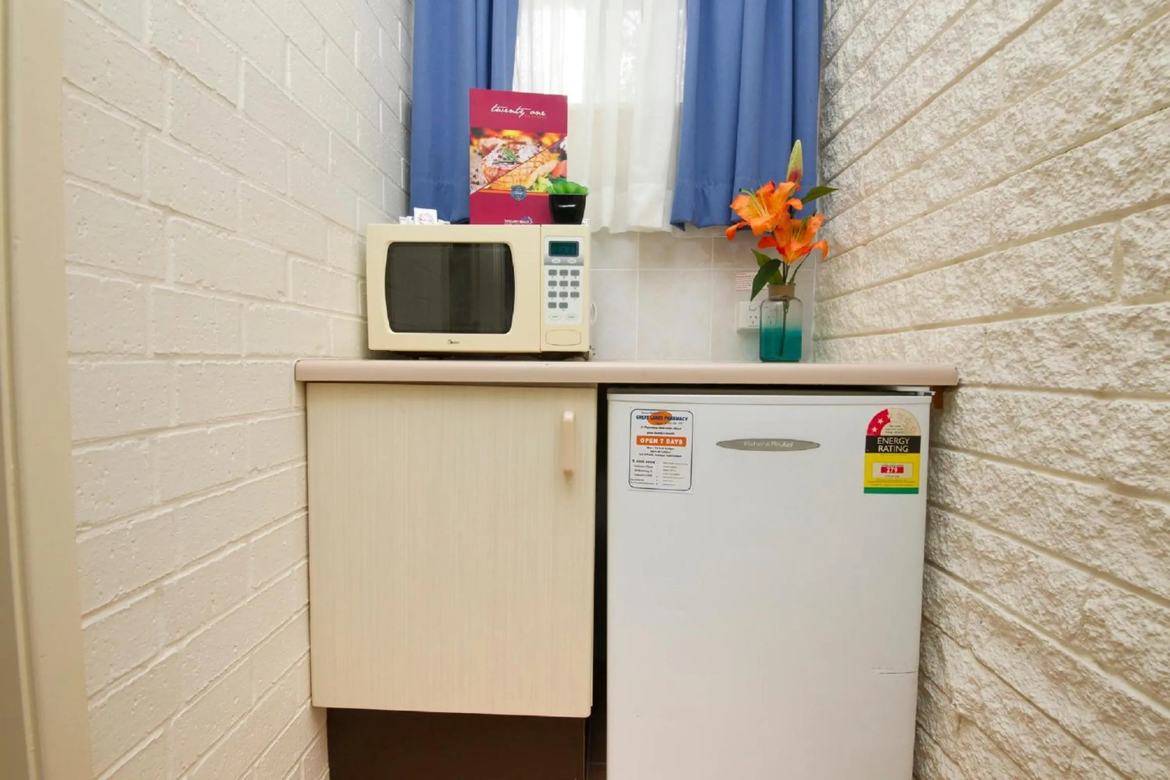 Kitchen or kitchenette in Tuncurry Beach Motel