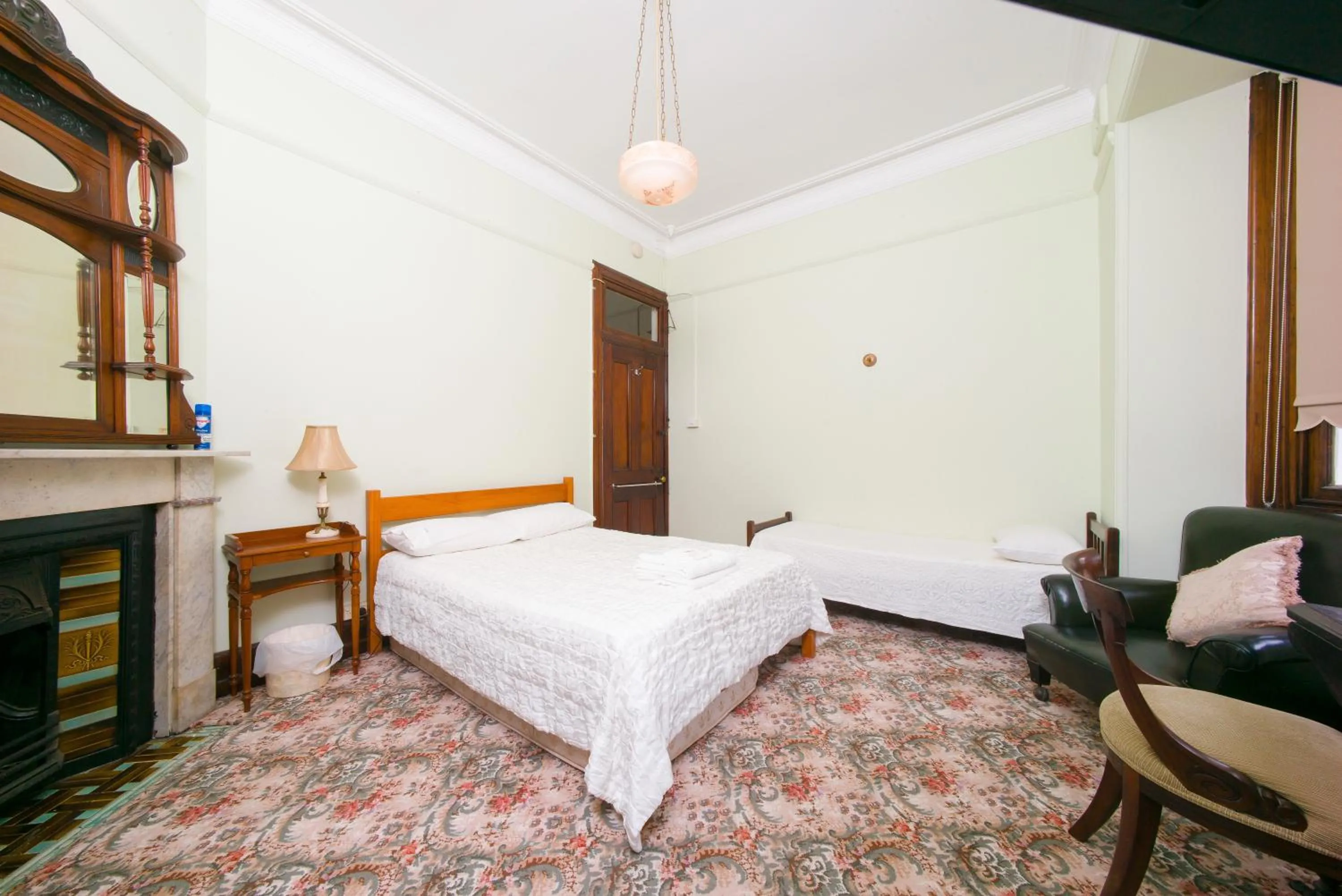 Photo of the whole room, Bed in East Sydney Hotel