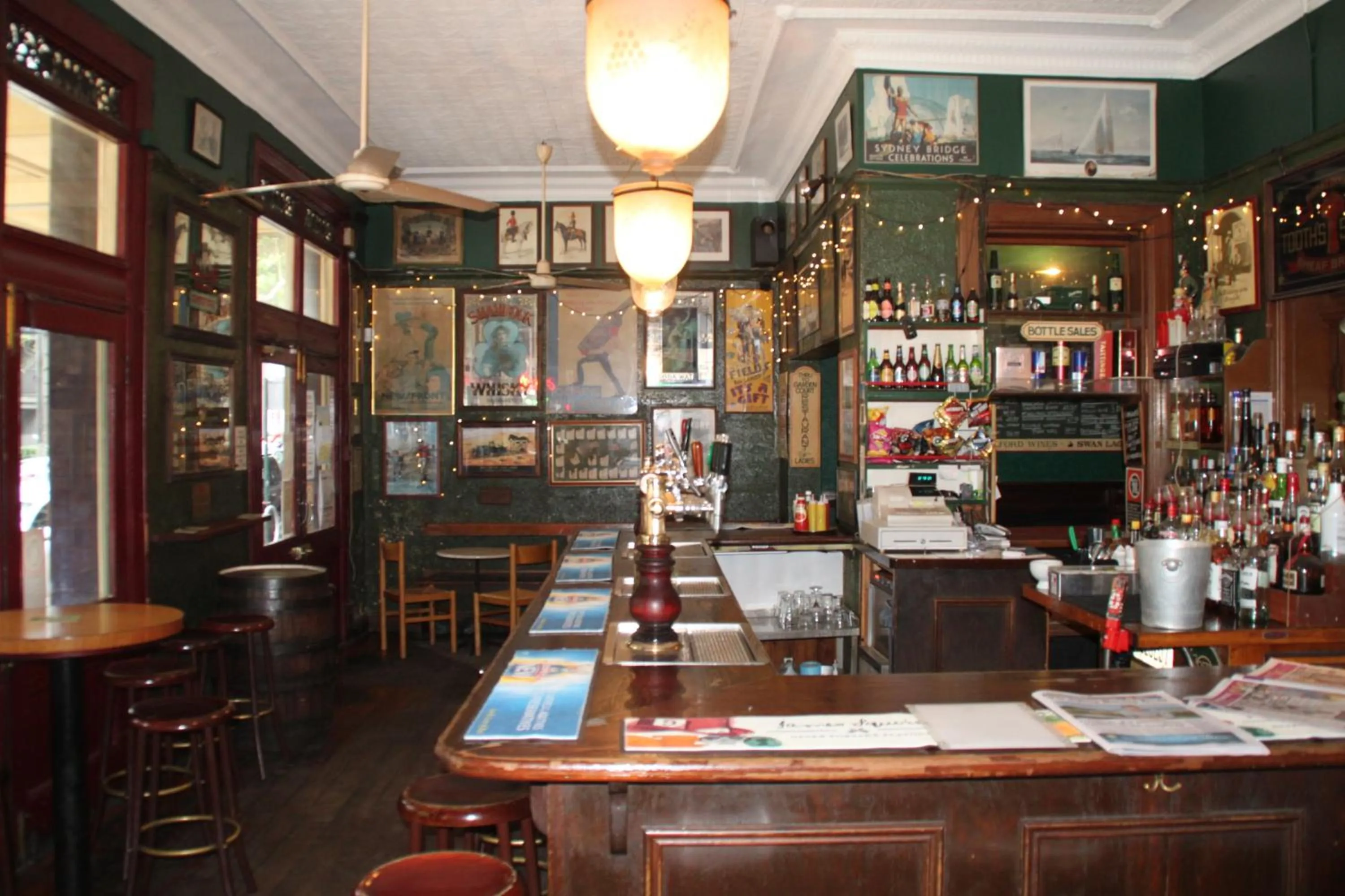 Restaurant/places to eat in East Sydney Hotel