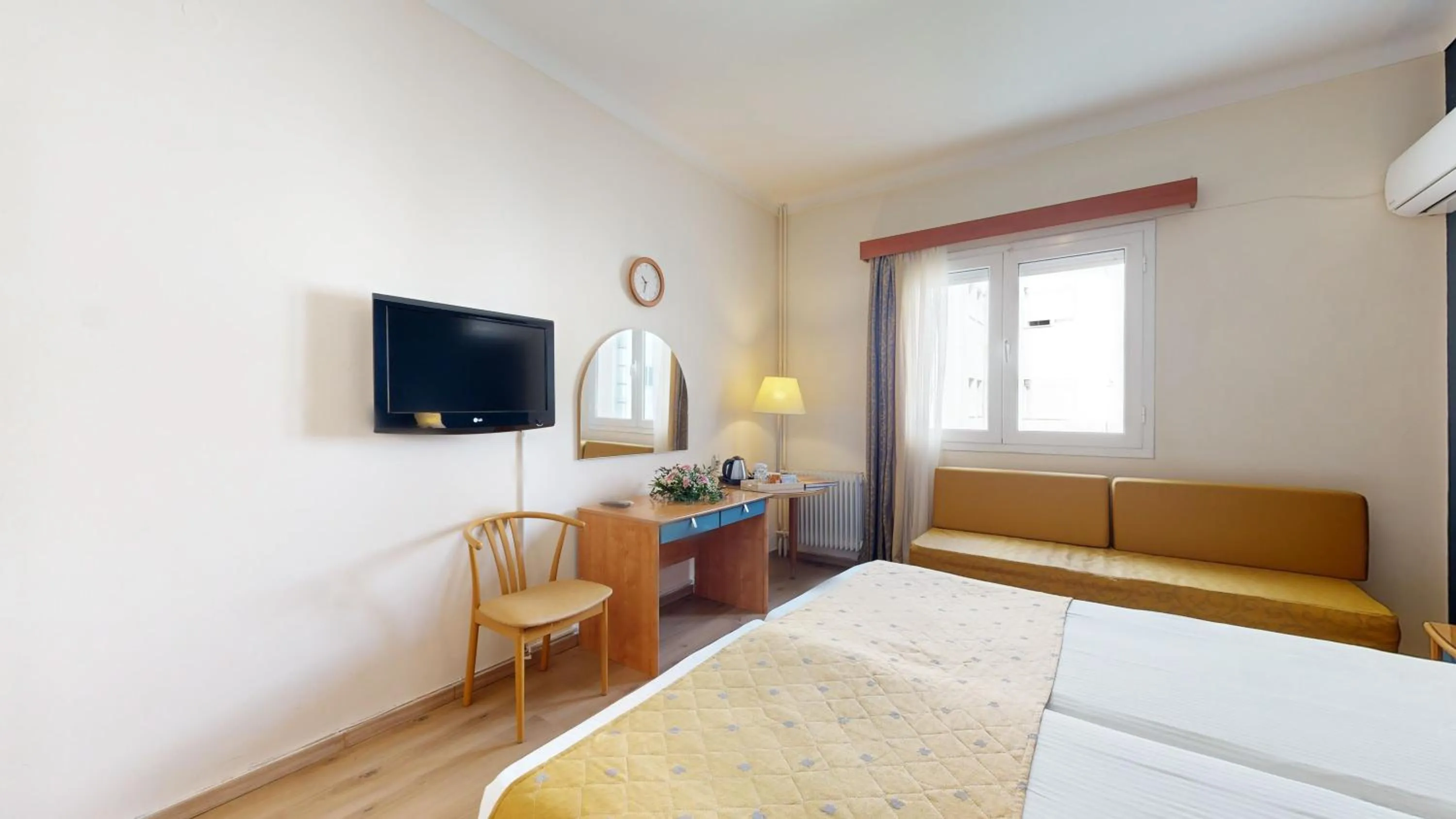 Bedroom, Bed in Lucy Hotel