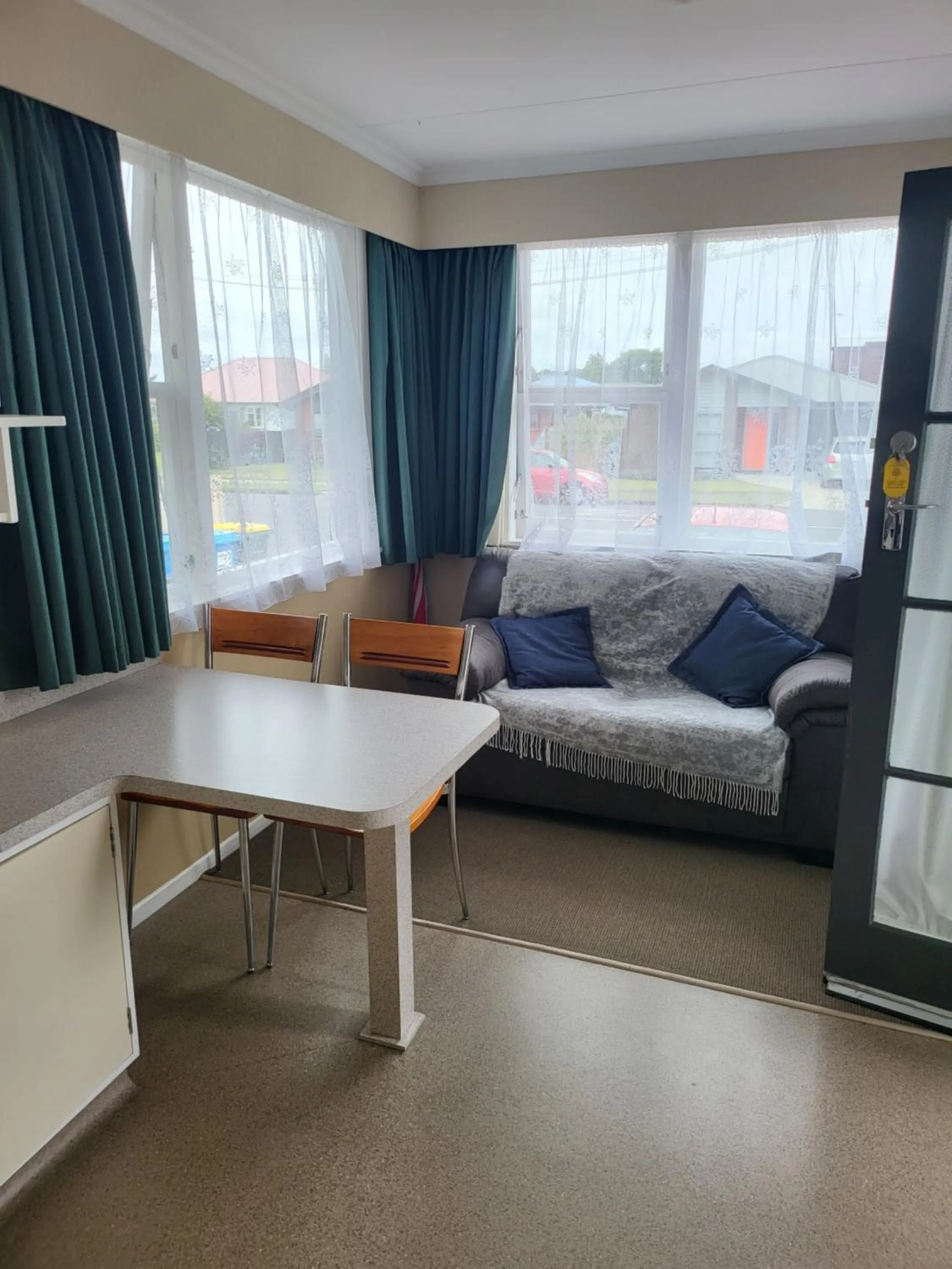 Seating area, Bed in Totara Lodge Motel