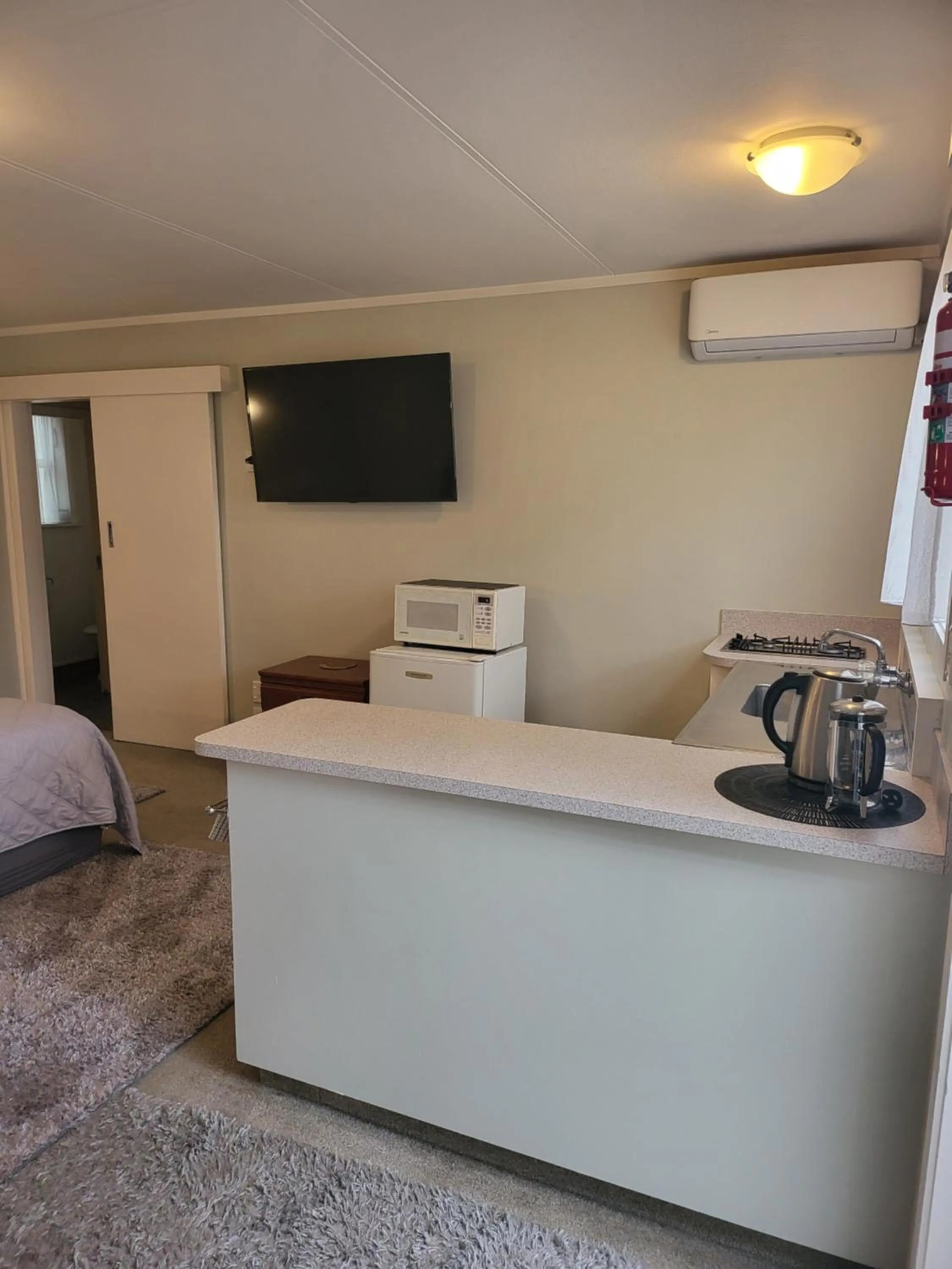 Kitchen or kitchenette, Bed in Totara Lodge Motel