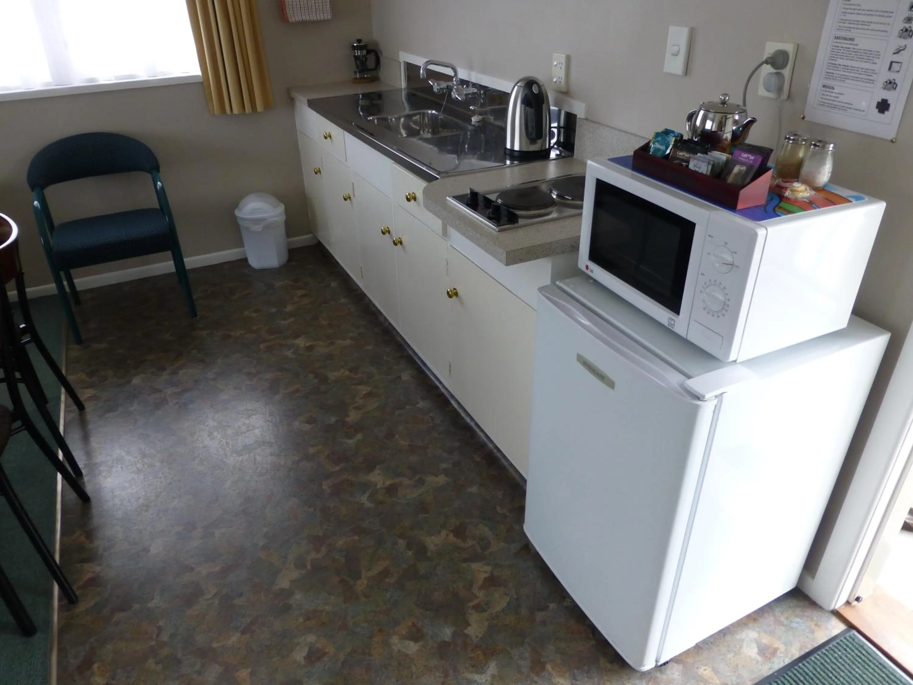 Kitchen or kitchenette in Totara Lodge Motel