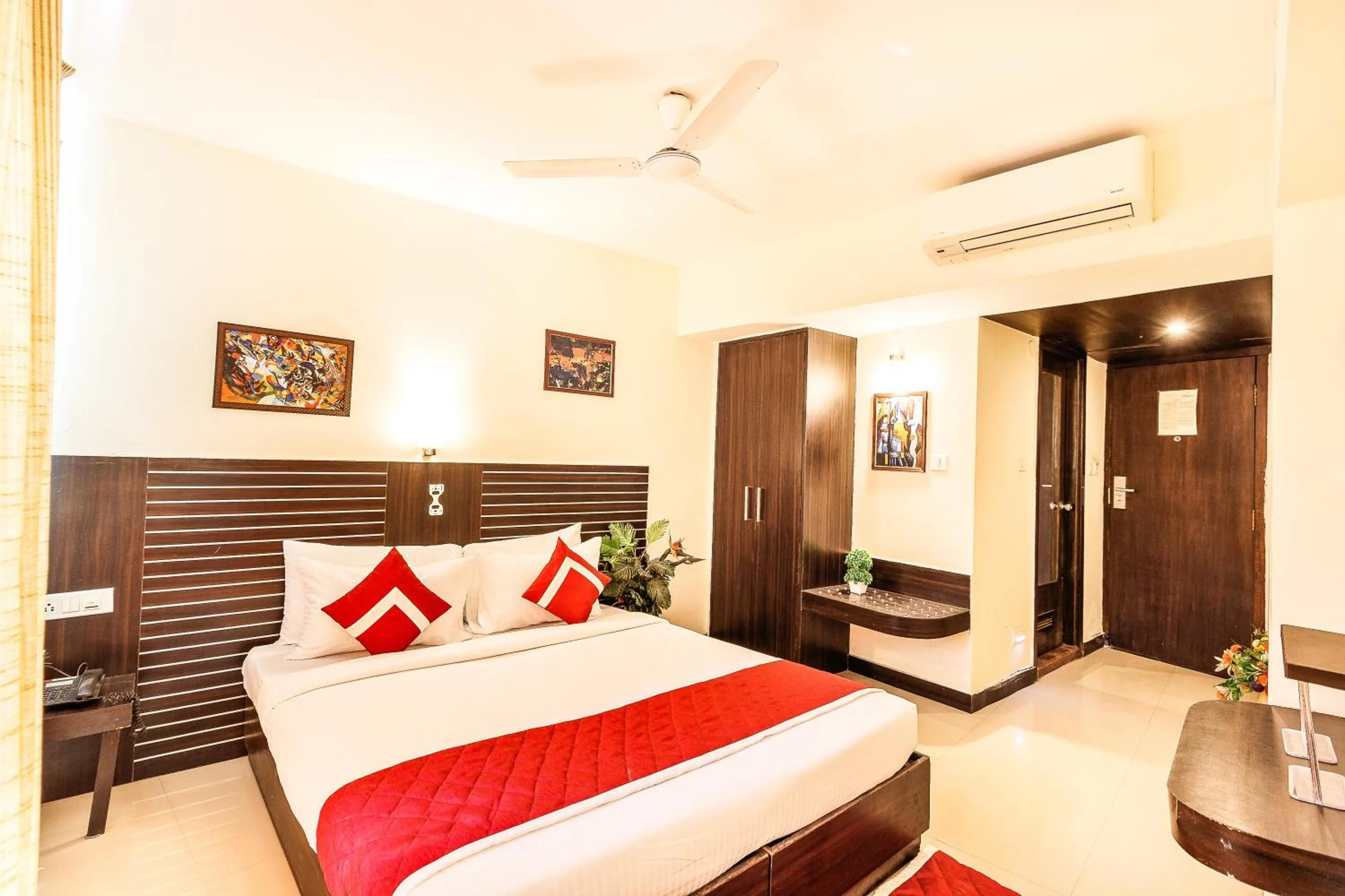 Photo of the whole room, Bed in Octave Himalaya Monarch