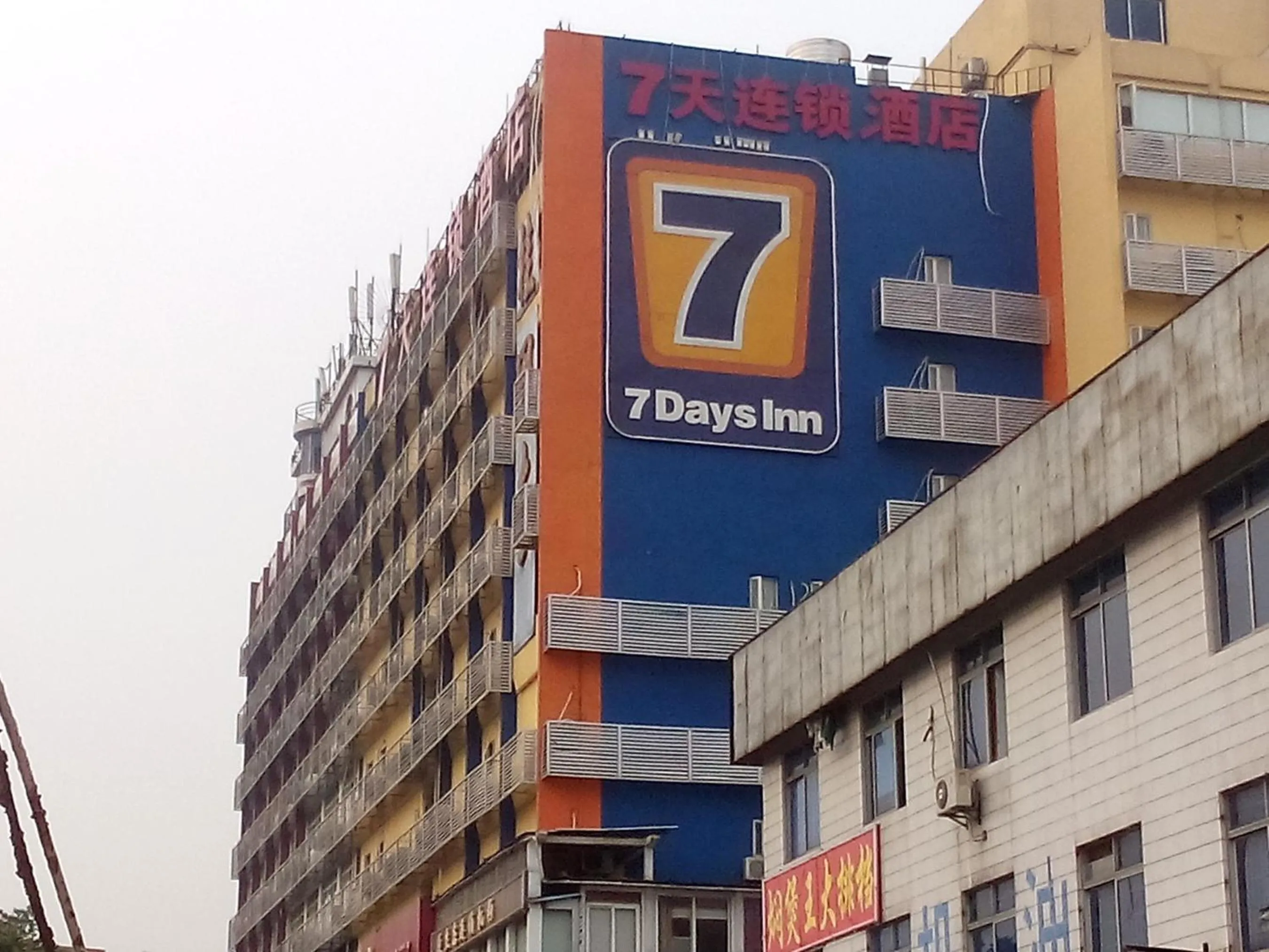 Facade/entrance in 7Days Inn Tangshan Haigang District Haicheng Road