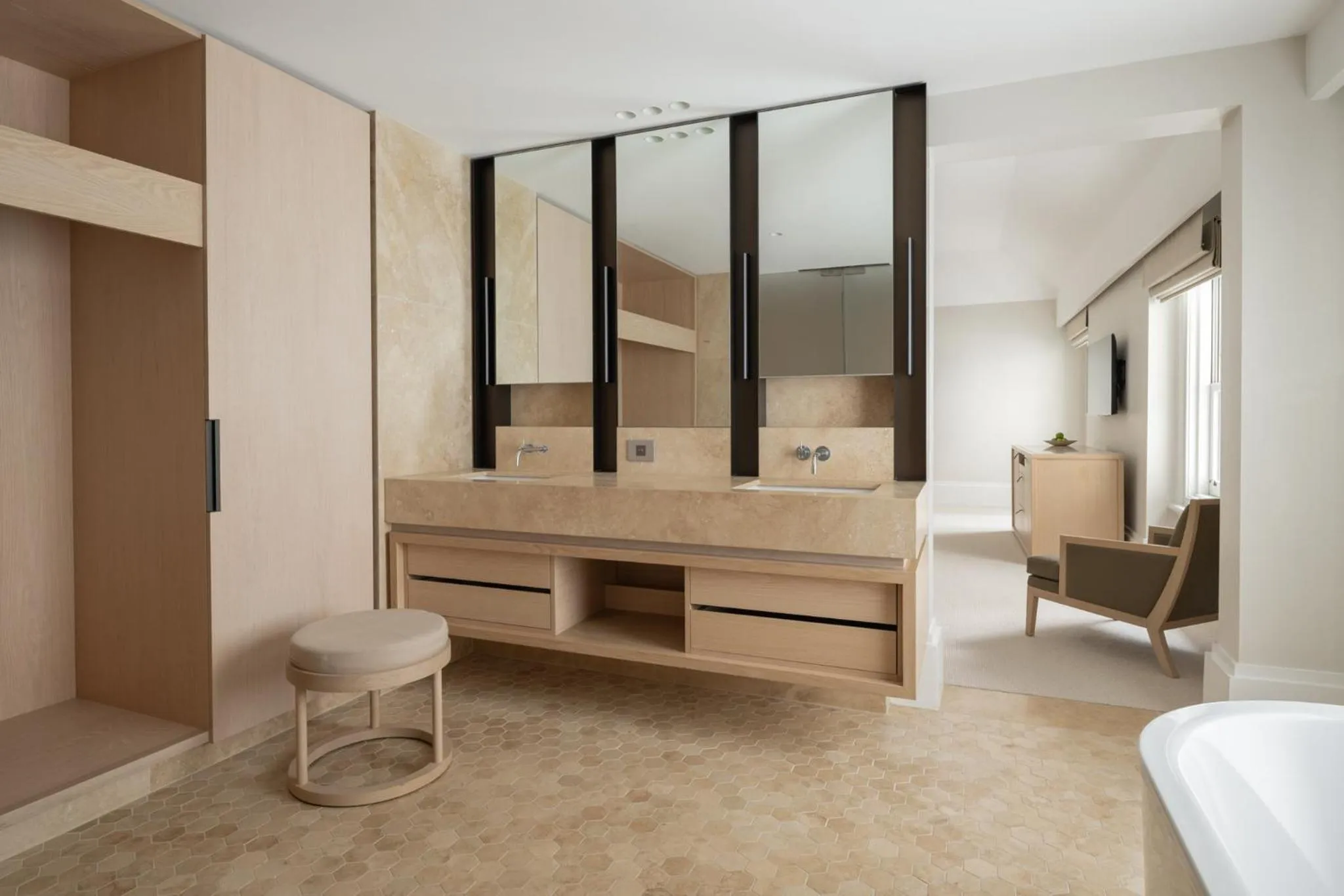 Bathroom, Bed in COMO The Treasury